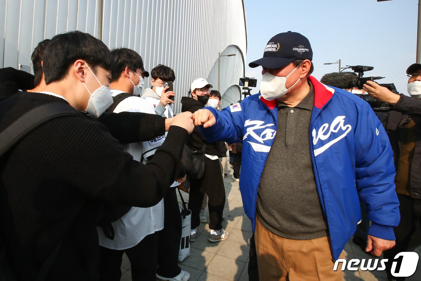 본문 이미지 - 윤석열 국민의힘 대선 후보가 14일 오후 프로야구 한국시리즈(KS) 1차전 경기가 열리는 서울 구로구 고척스카이돔을 찾아 시민들과 인사하고 있다. 2021.11.14/뉴스1 ⓒ News1 국회사진취재단