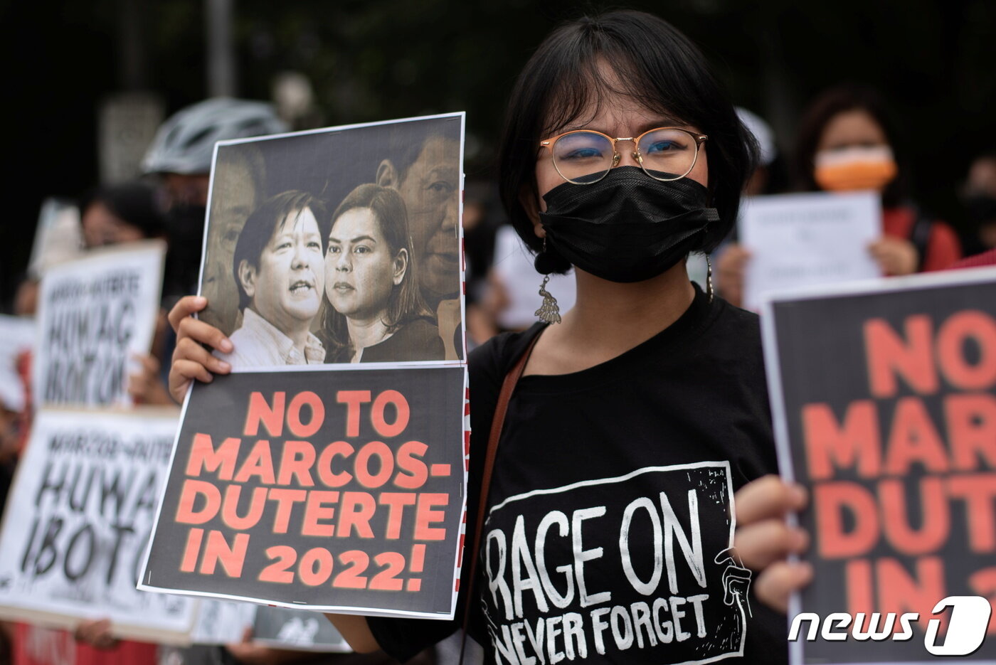 본문 이미지 - 지난해 11월14일 수도 마닐라 퀘손시티 인권위원회 앞에서 '마르코스-두테르테' 입후보 반대 시위가 벌어진 모습. ⓒ 로이터=뉴스1 ⓒ News1 최서윤 기자