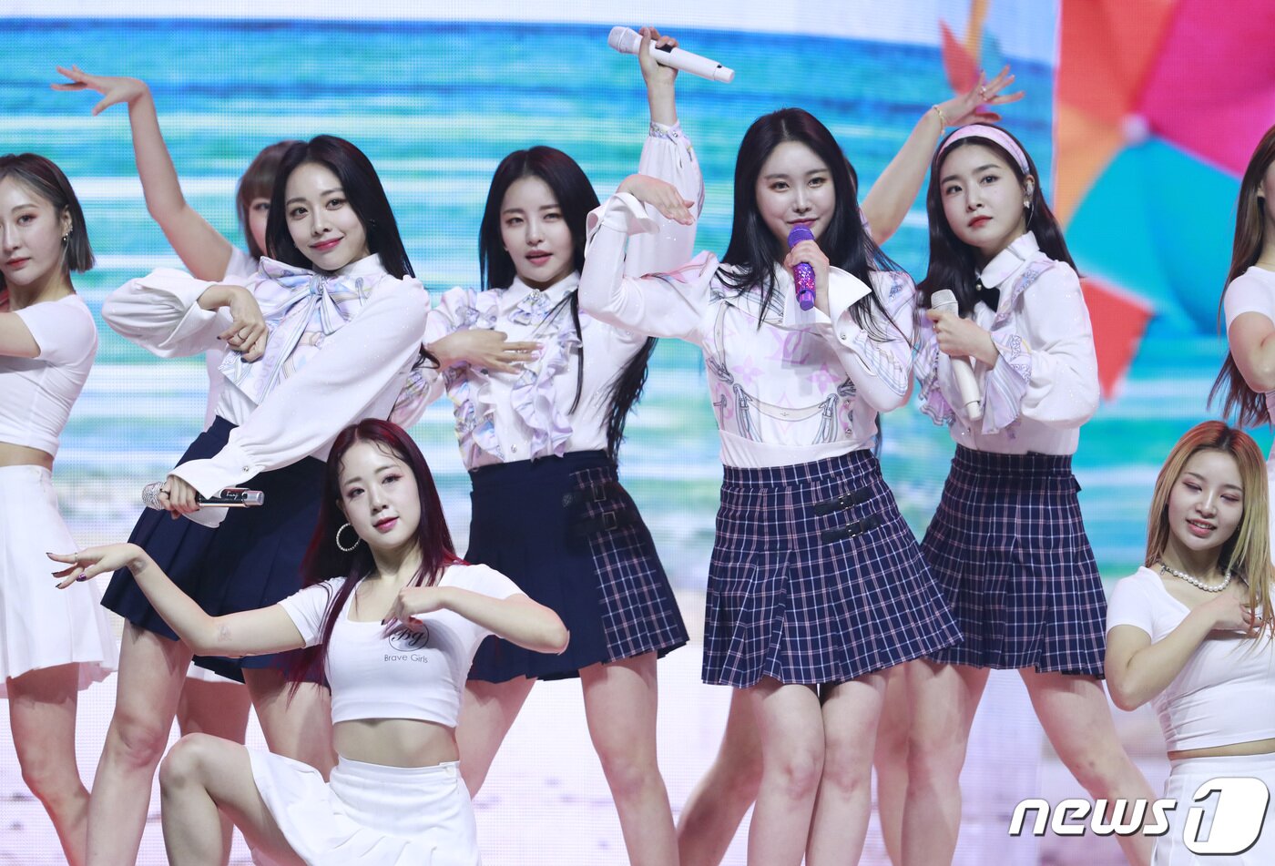 본문 이미지 - 브레이브걸스(BraveGirls) 민영, 유정, 은지, 유나가 14일 경기도 고양시 킨텍스에서 열린 ‘2021 월드 케이팝 콘서트(한국문화축제)’에 출연해 멋진 무대를 선보이고 있다. ⓒ News1 권현진 기자