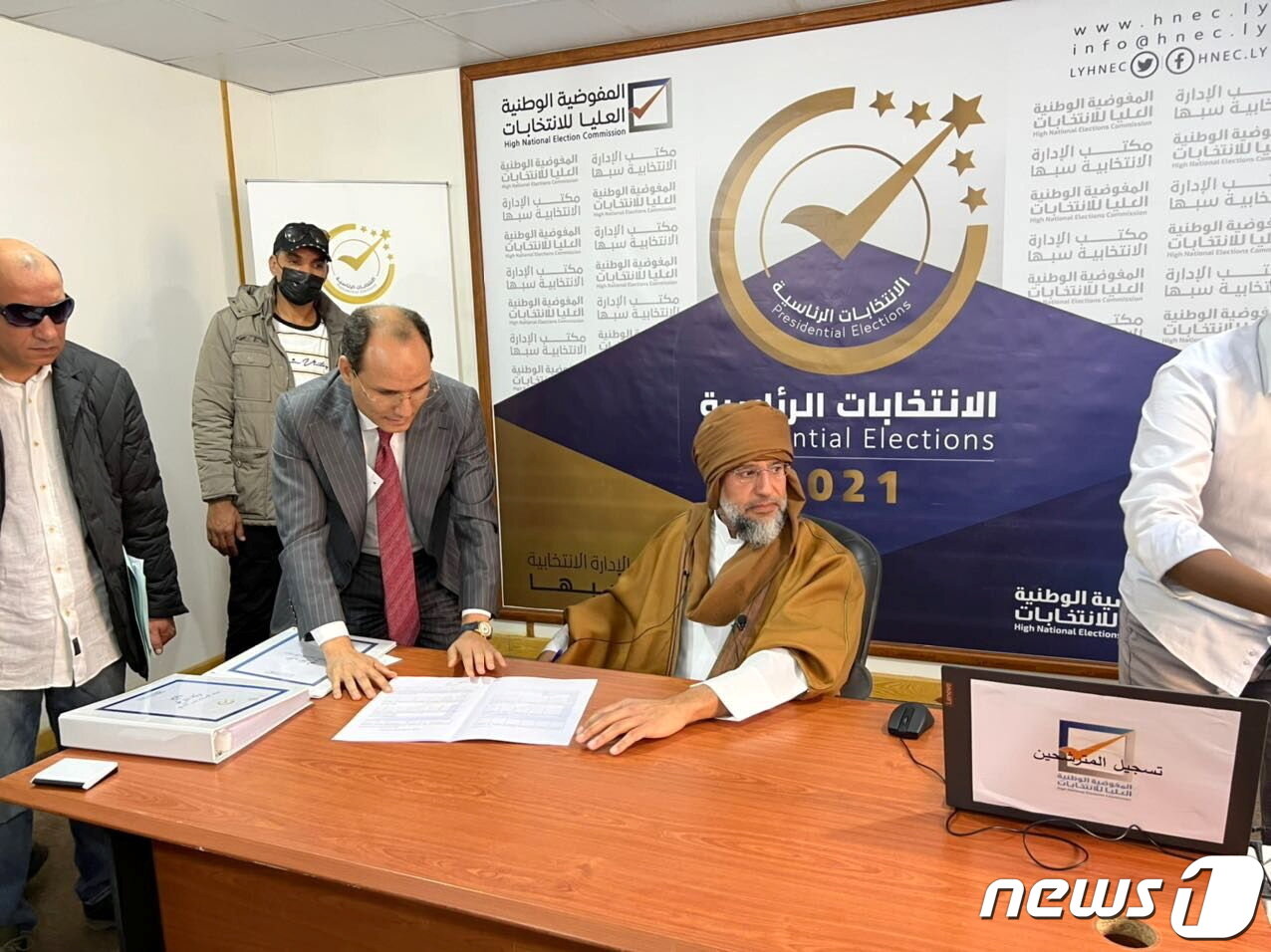 본문 이미지 - 북아프리카 리비아 전 최고지도자 무아마르 가다피의 아들 사이프 알 이슬람 가다피가 2021년 11월14일 세바 선관위 사무소에서 내년 24일 대선 후보자 등록을 하고 있다. ⓒ 로이터=뉴스1 ⓒ News1 최서윤 기자