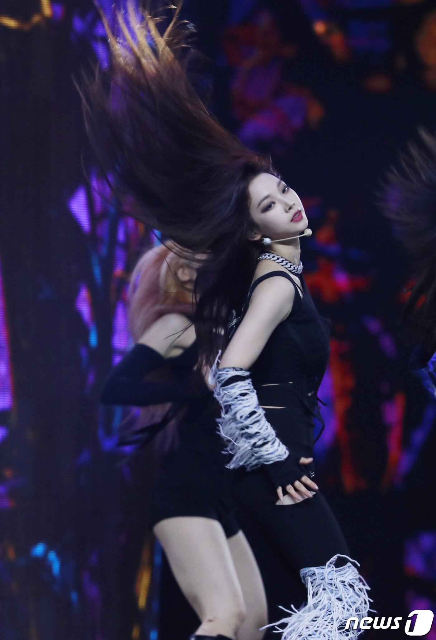 본문 이미지 - 에스파(aespa) 카리나가 14일 경기도 고양시 킨텍스에서 열린 ‘2021 월드 케이팝 콘서트(한국문화축제)’에 출연해 매력적인 무대를 선보이고 있다. ⓒ News1 권현진 기자