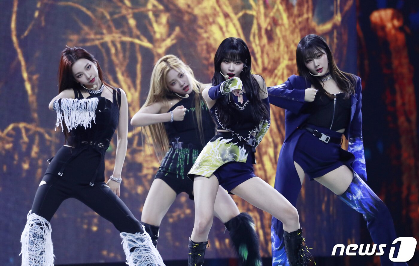 본문 이미지 - 에스파(aespa) 카리나, 닝닝, 윈터, 지젤이 14일 경기도 고양시 킨텍스에서 열린 ‘2021 월드 케이팝 콘서트(한국문화축제)’에 출연해 화려한 무대를 선보이고 있다. 2021.11.14/뉴스1 ⓒ News1 권현진 기자