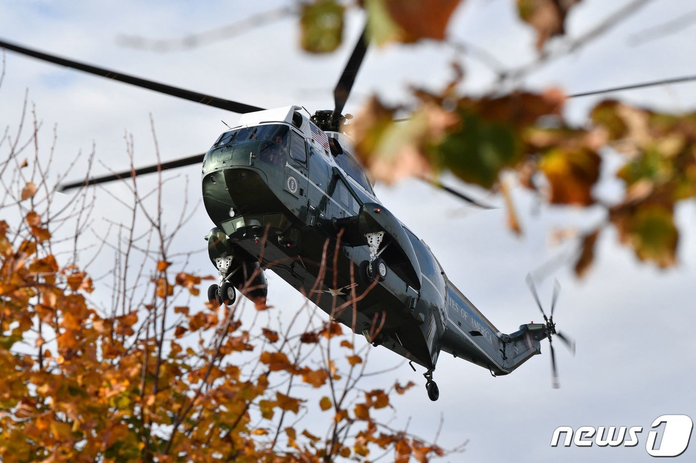 (워싱턴 AFP=뉴스1) 우동명 기자 = 조 바이든 미국 대통령이 탄 전용 헬기가 14일 (현지시간) 매릴랜드주 캠프 데이비드 별장에서 워싱턴 포트 맥네어에 착륙을 하고 있다.ⓒ …