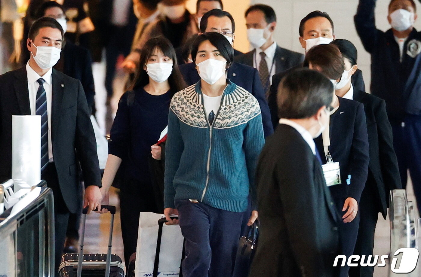 본문 이미지 - 일본의 마코 고무로 전 공주와 남편 고무로 게이가 미국으로 떠나기 위해 지난 14일 도쿄 하네다 국제공항을 통해 출국하고 있다. ⓒ 로이터=뉴스1