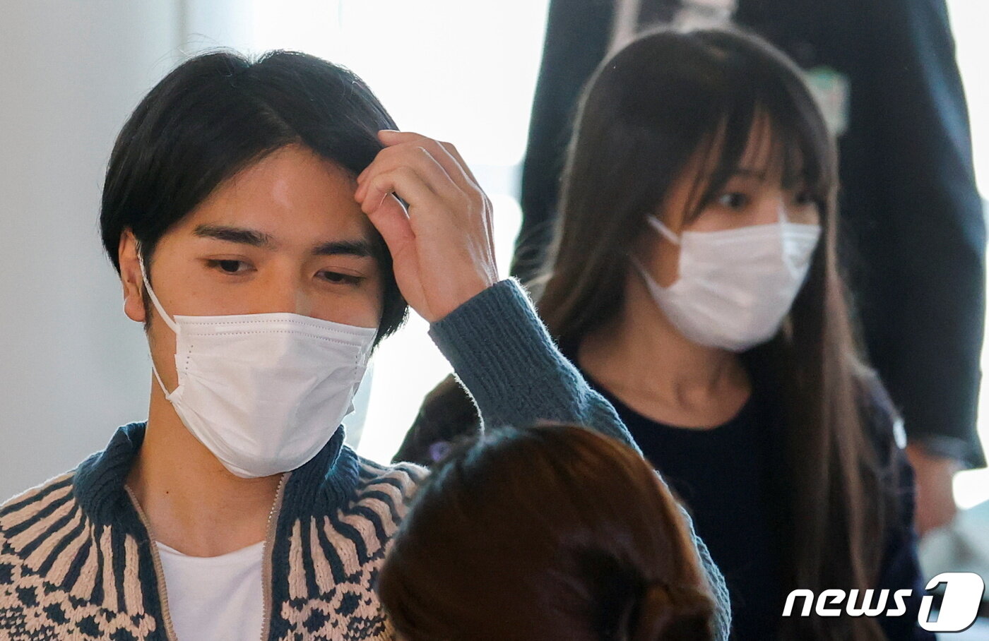 본문 이미지 - 일본의 마코 고무로 전 공주와 남편 고무로 게이가 미국으로 떠나기 위해 지난 14일 도쿄 하네다 국제공항을 통해 출국하고 있다. ⓒ 로이터=뉴스1