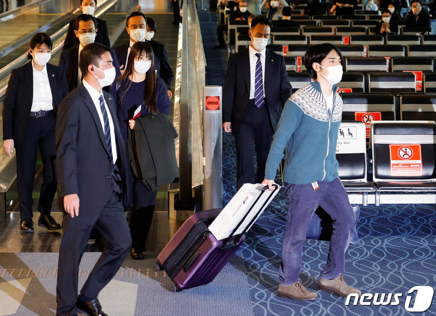 본문 이미지 - 일본의 마코 고무로 전 공주와 남편 고무로 게이가 미국으로 떠나기 위해 지난 14일 도쿄 하네다 국제공항을 통해 출국하고 있다. ⓒ 로이터=뉴스1