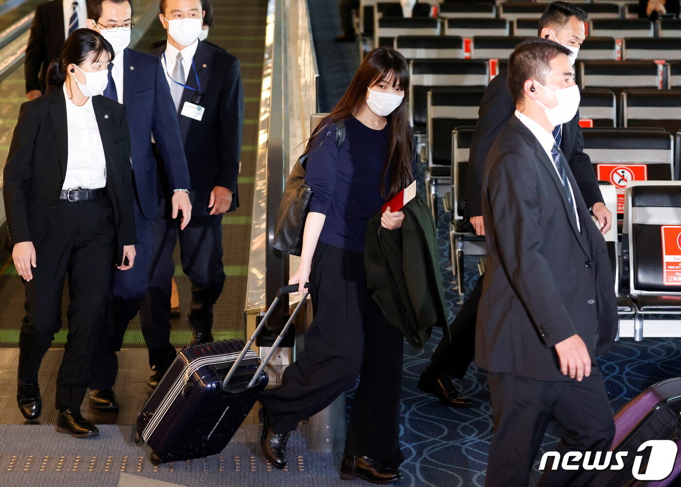 본문 이미지 - 일본의 마코 고무로 전 공주와 남편 고무로 게이가 미국으로 떠나기 위해 지난 14일 도쿄 하네다 국제공항을 통해 출국하고 있다. ⓒ 로이터=뉴스1