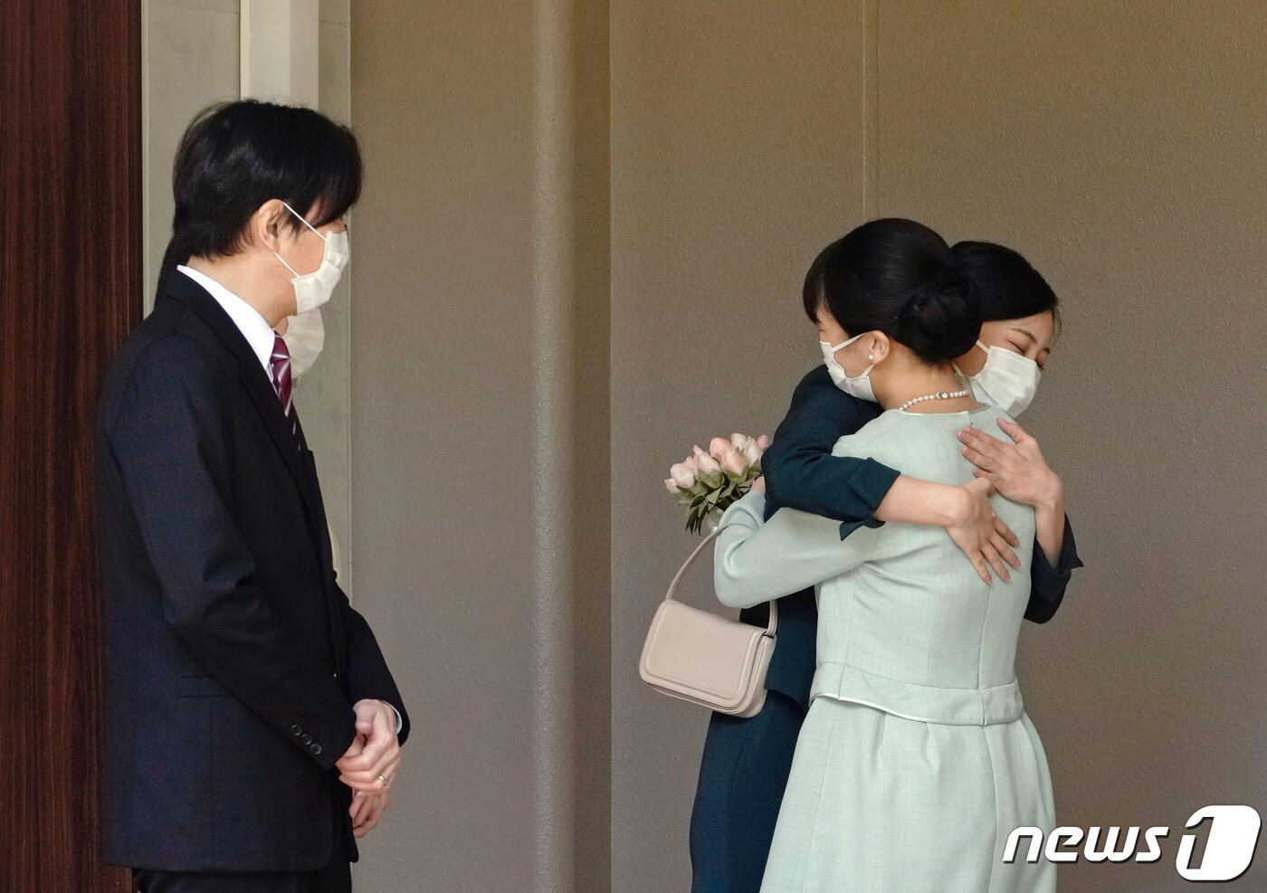 본문 이미지 - 나루히토 일왕의 조카 마코 공주(오른쪽)가 10월26일 남편 고무로 게이와 혼인신고를 마친 뒤 도쿄 아카사카 어용지를 떠나기 전에 여동생 가코 공주와 포옹을 하고 있다. ⓒ 로이터=뉴스1 ⓒ News1 이동원 기자