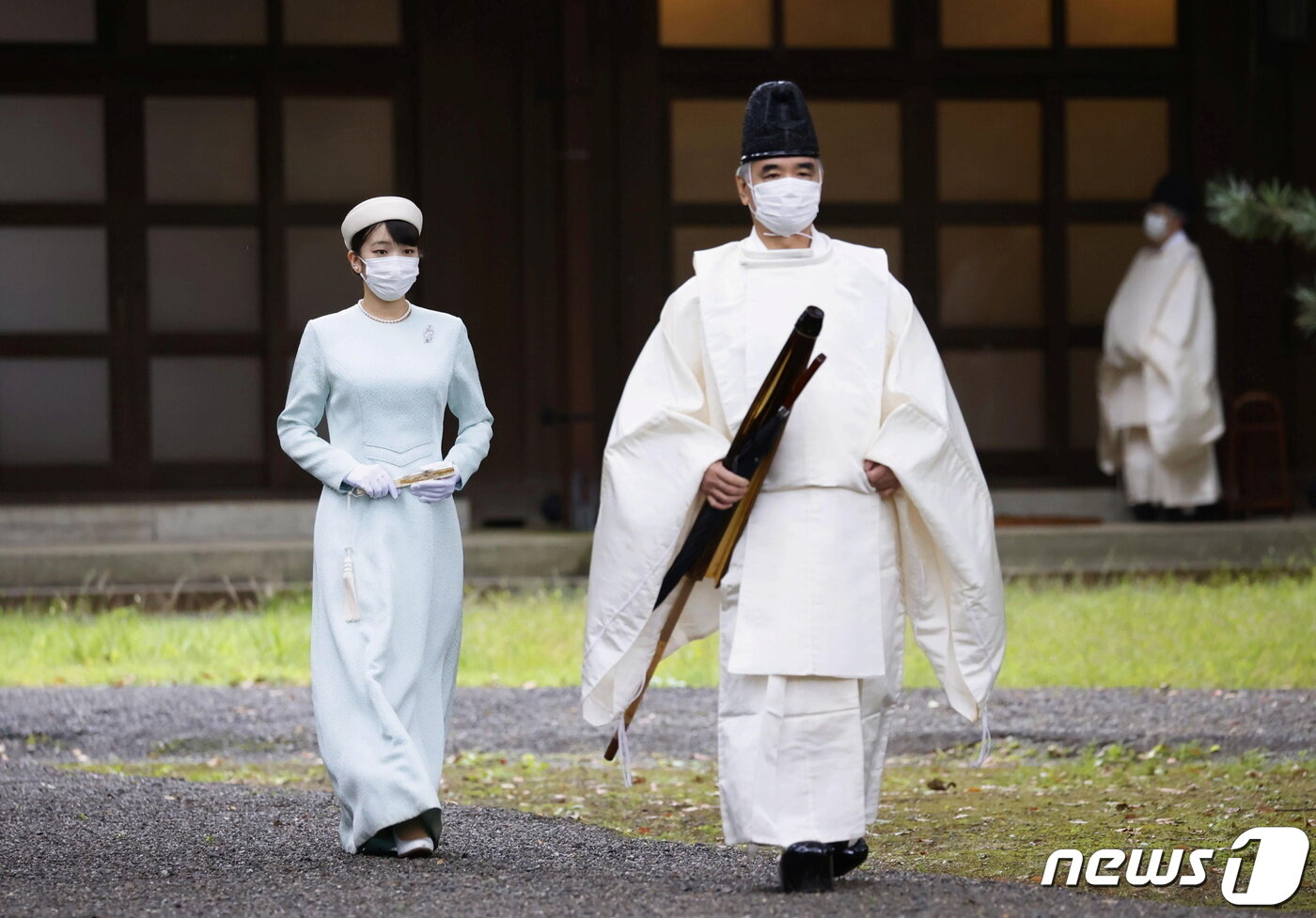 본문 이미지 - 아키시노 왕세자와 키코 왕세자비의 딸 마코 공주가 10월 19일 일본 도쿄 황궁에서 결혼식을 앞두고 기도하기 위해 삼궁성지로 걸어가고 있다. ⓒ 로이터=뉴스1 ⓒ News1 이동원 기자