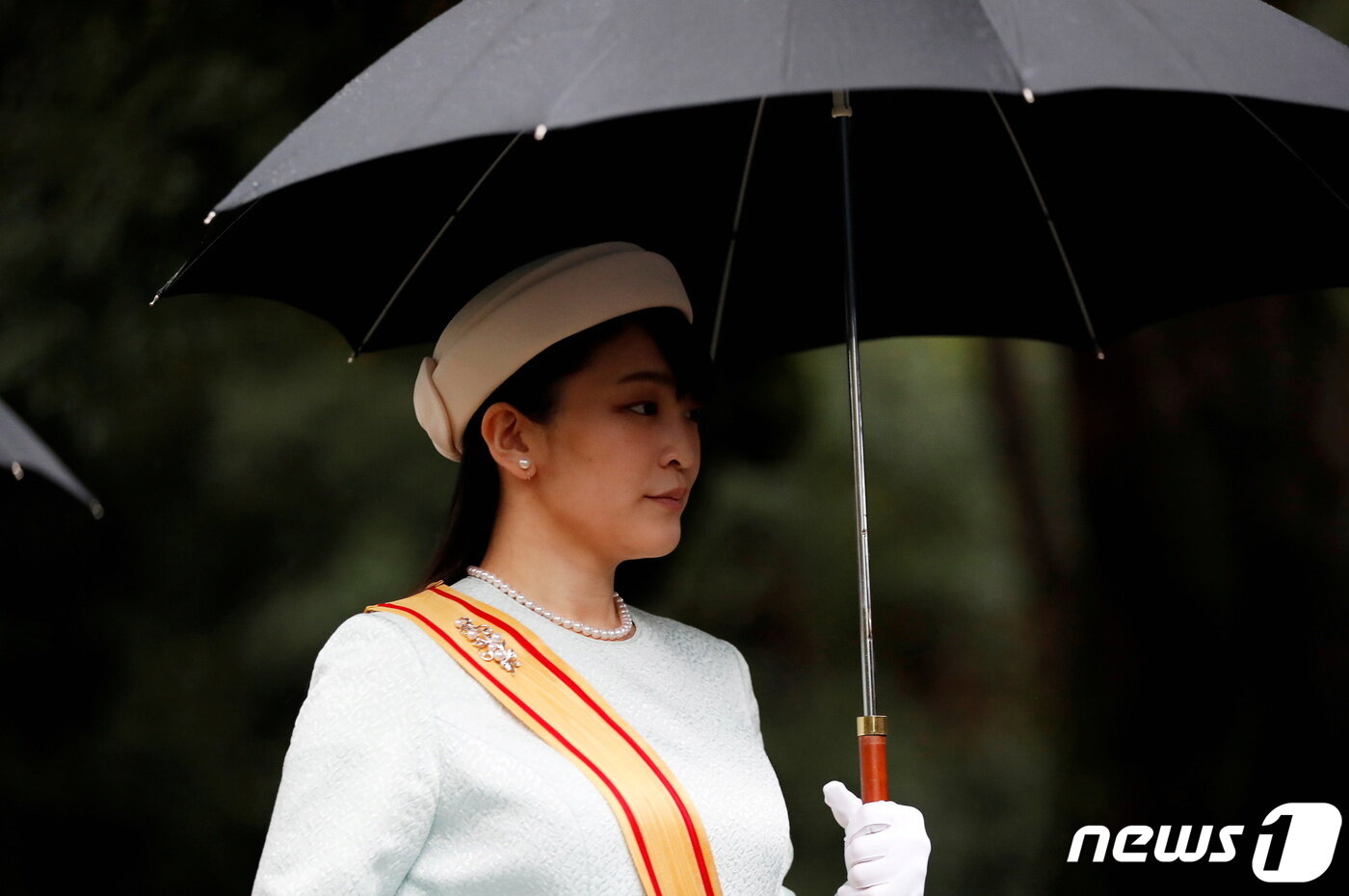 본문 이미지 - 일본의 마코 공주가 2019년 10월 22일 일본 도쿄의 황궁에서 열린 나루히토 천황의 즉위식 현장에 도착하고 있다. ⓒ 로이터=뉴스1 ⓒ News1 이동원 기자