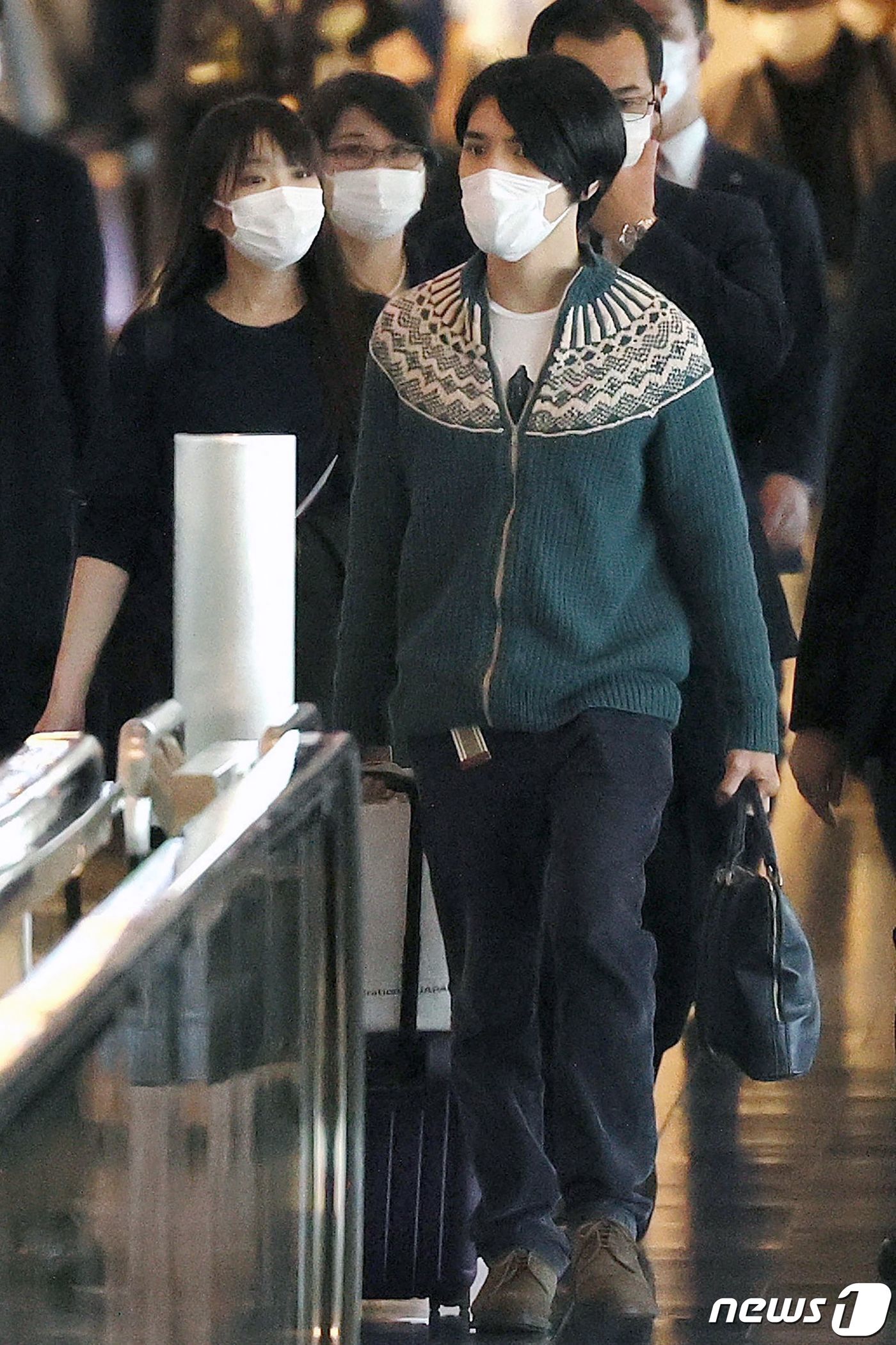 본문 이미지 - 마코 전 일본 공주가 14일(현지시간) 도쿄 하네다 공항에서 남편 고무로 게이와 뉴욕행 여객기를 타러 가고 있다. ⓒ AFP=뉴스1 ⓒ News1 우동명 기자