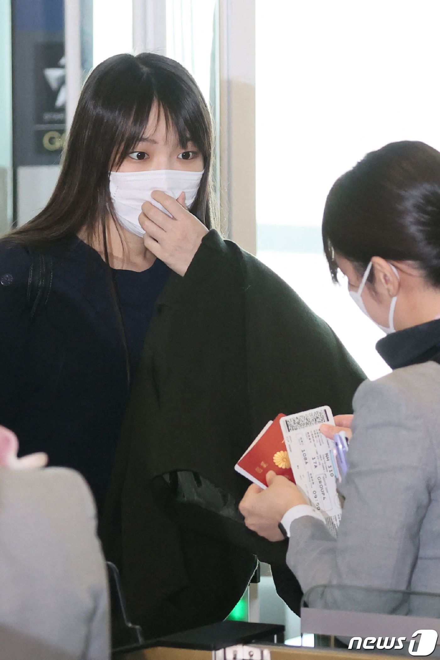 본문 이미지 - 마코 전 일본 공주가 14일(현지시간) 도쿄 하네다 공항에서 남편 고무로 게이와 뉴욕행 여객기를 타기 위해 출국 수속을 하고 있다. ⓒ AFP=뉴스1 ⓒ News1 우동명 기자