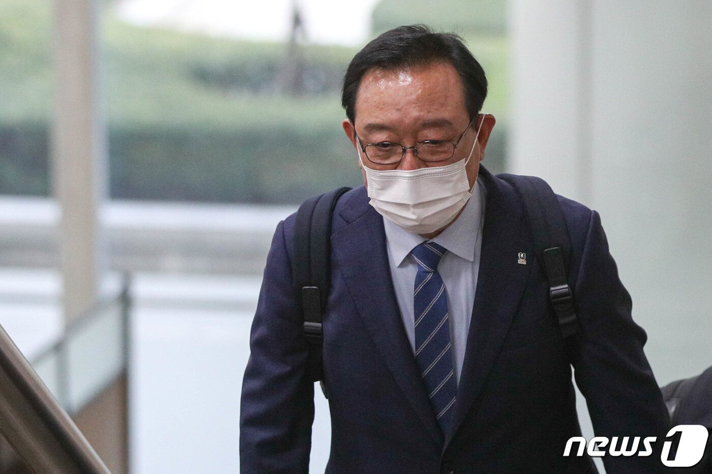 본문 이미지 - '청와대 하명수사' 의혹 관련 혐의로 재판에 넘겨진 송철호 울산시장이 15일 서울 서초구 서울중앙지방법원에서 열린 13차 공판에 출석하고 있다. 2021.11.15/뉴스1 ⓒ News1 성동훈 기자