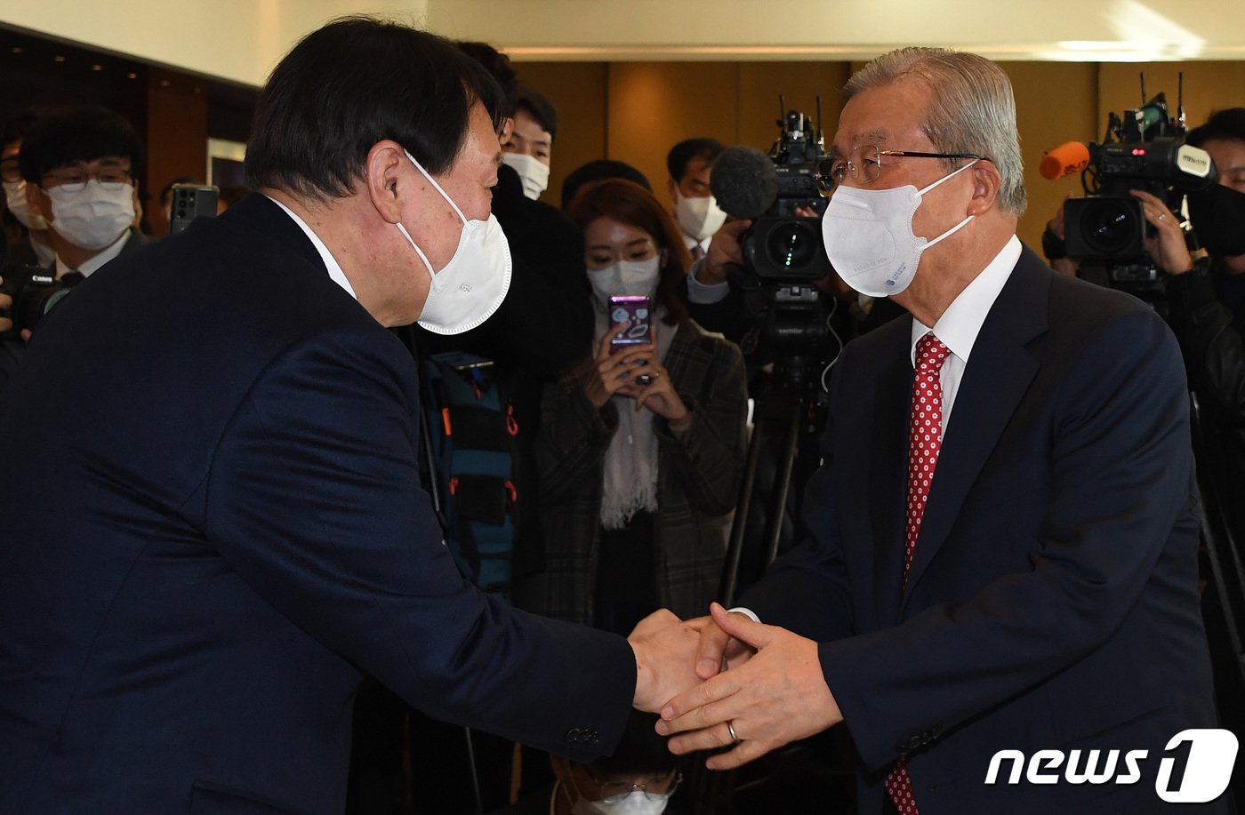 본문 이미지 - 윤석열 국민의힘 대선 후보가 15일 서울 용산구 그랜드하얏트서울호텔에서 열린 김종인 전 비상대책위원장의 출판기념회에서 김 전 비대위원장과 만나 악수하고 있다. 2021.11.15/뉴스1 ⓒ News1 국회사진취재단