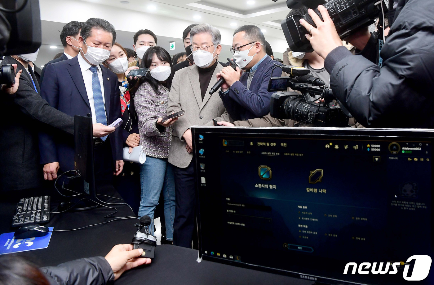 (서울=뉴스1) 구윤성 기자 = 이재명 더불어민주당 대선후보가 15일 서울 여의도 국회 의원회관에서 열린 ‘e스포츠 발전을 위한 국회의원 모임 창립총회’에서 ‘리그 오브 레전드(L …