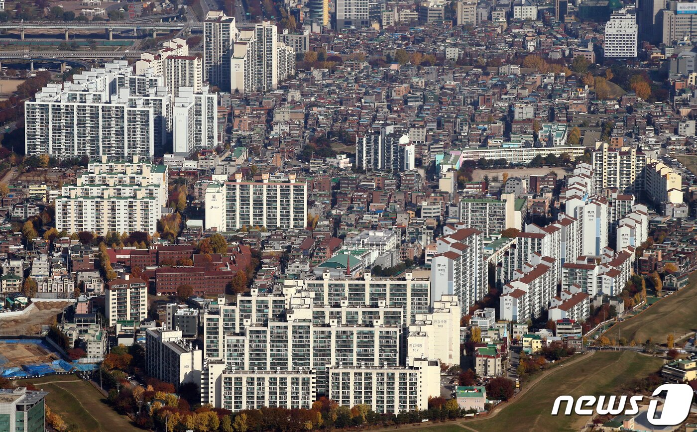 본문 이미지 - 서울 송파구 롯데월드타워 전망대 서울 스카이에서 바라본 아파트 단지의 모습. 2021.11.15/뉴스1DB