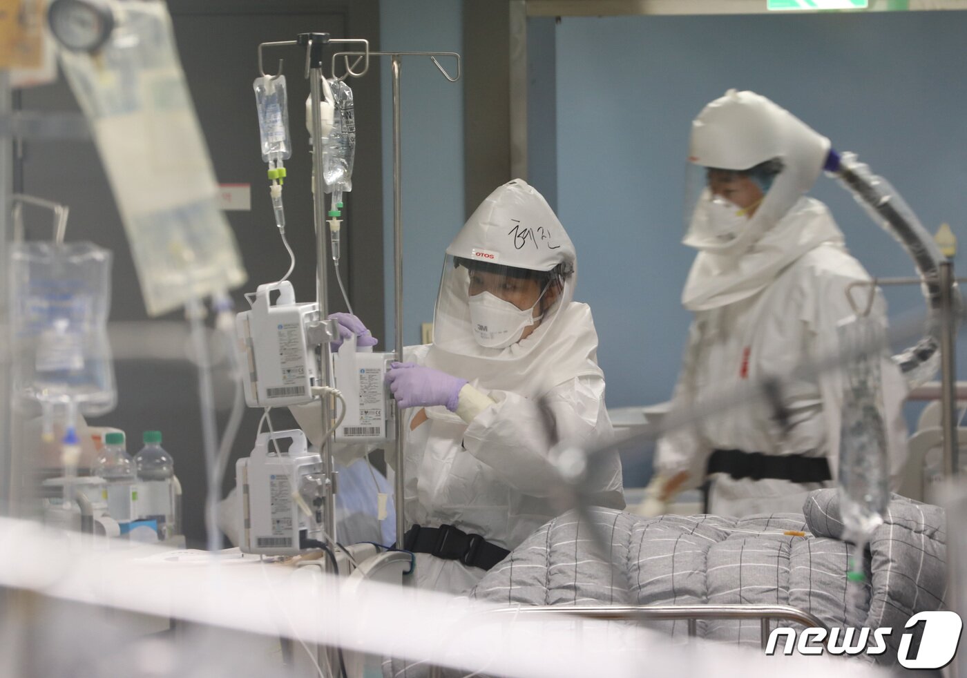 본문 이미지 - 최근 수도권의 국내 신종 코로나바이러스 감염증(코로나19) 중환자 병상 가동률이 75% 이상을 넘어가고 있는 가운데 15일 오전 경기도 평택시 박애병원 중환자실에서 의료진들이 코로나19 중증환자를 돌보고 있다. 현재 수도권 중환자 병상과 관련해서는 중환자 병상만 운영하는 상급종합병원 호전 환자를 중등도 병상·중환자 병상을 함께 갖고 있는 거점전담병원 등으로 이전시키는 조치를 실시하고 있다. 2021.11.15/뉴스1 ⓒ News1 김영운 기자