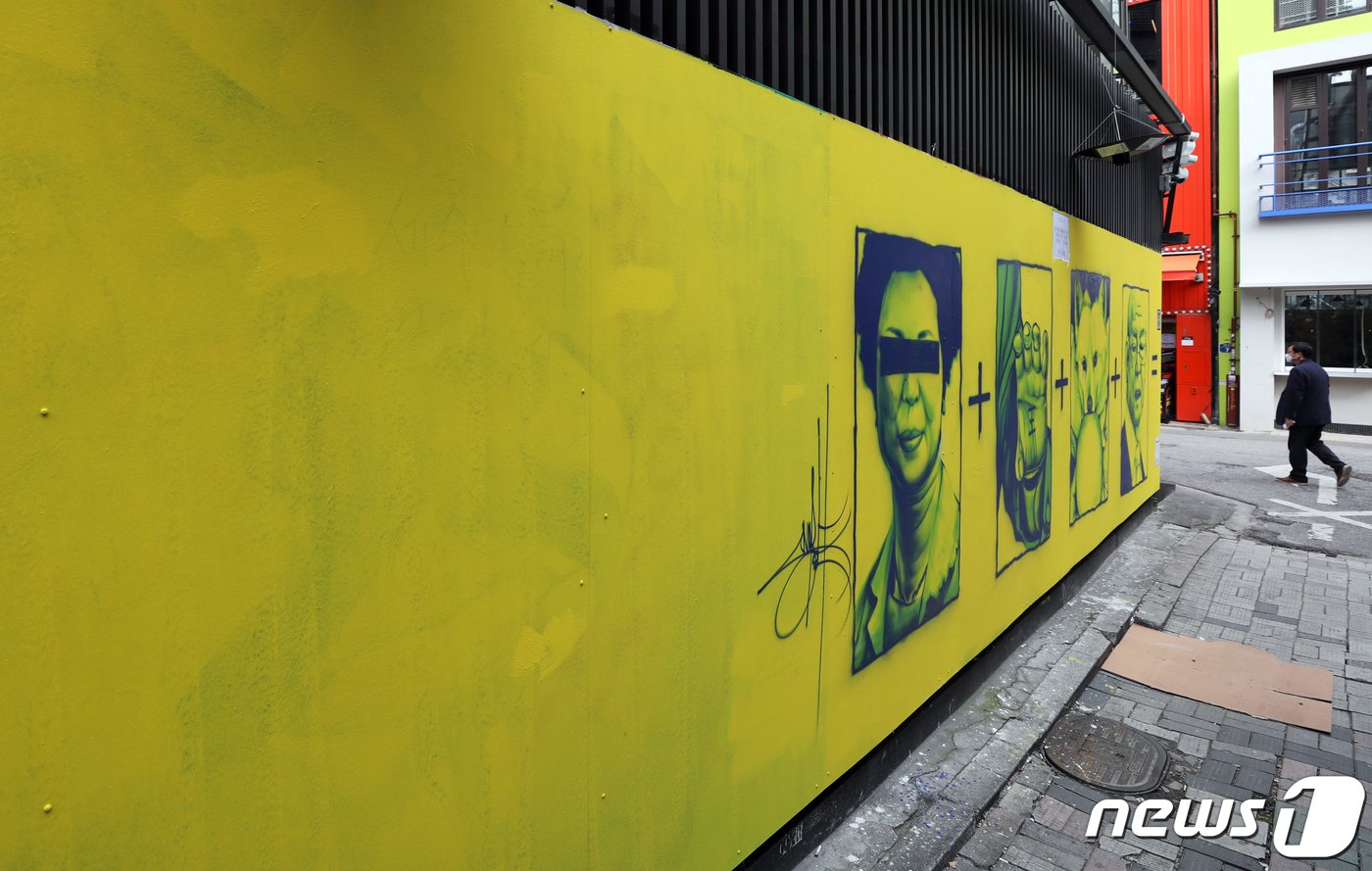 본문 이미지 - 15일 오후 서울 종로구 소재 건물 외벽에 윤석열 국민의힘 대선 후보와 관련된 '손바닥 왕', '개 사과', '전두환 옹호' 등 논란의 키워드 벽화가 그려져 있다. '닌볼트' 소속사 대표 김민호 씨는 “앞으로 외벽과 그 앞 공간에서 그래피티와 파인아트, 순수미술, 댄스 배틀 등 다양한 문화 활동을 할 계획"이라며 ＂시끄럽게 싸우자는 게 아니라 시끌벅적하게 배틀로 놀면서 동네 자체를 재밌고 신나게 만들어 보고 싶다. 이를 계기로 좋은 작품이 널리 알려졌으면 한다＂고 밝혔다 2021.11.15/뉴스1 ⓒ News1 황기선 기자