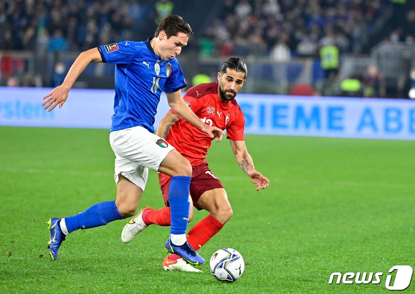 본문 이미지 - 이탈리아와 스위스가 월드컵 본선을 두고 외나무대결을 펼친다. ⓒ AFP=뉴스1