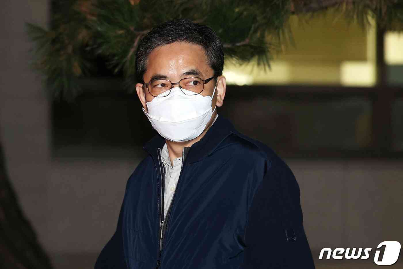 대장동 민간사업자들로부터 로비를 받았다는 의혹을 받는 곽상도 전 의원이 15일 오후 서울 양천구 남부지방법원에서 열린 국회 패스트트랙(신속처리안건) 충돌 사건 관련 공판을 마치고 법원을 나서고 있다. 2021.11.15/뉴스1 © News1 조태형 기자