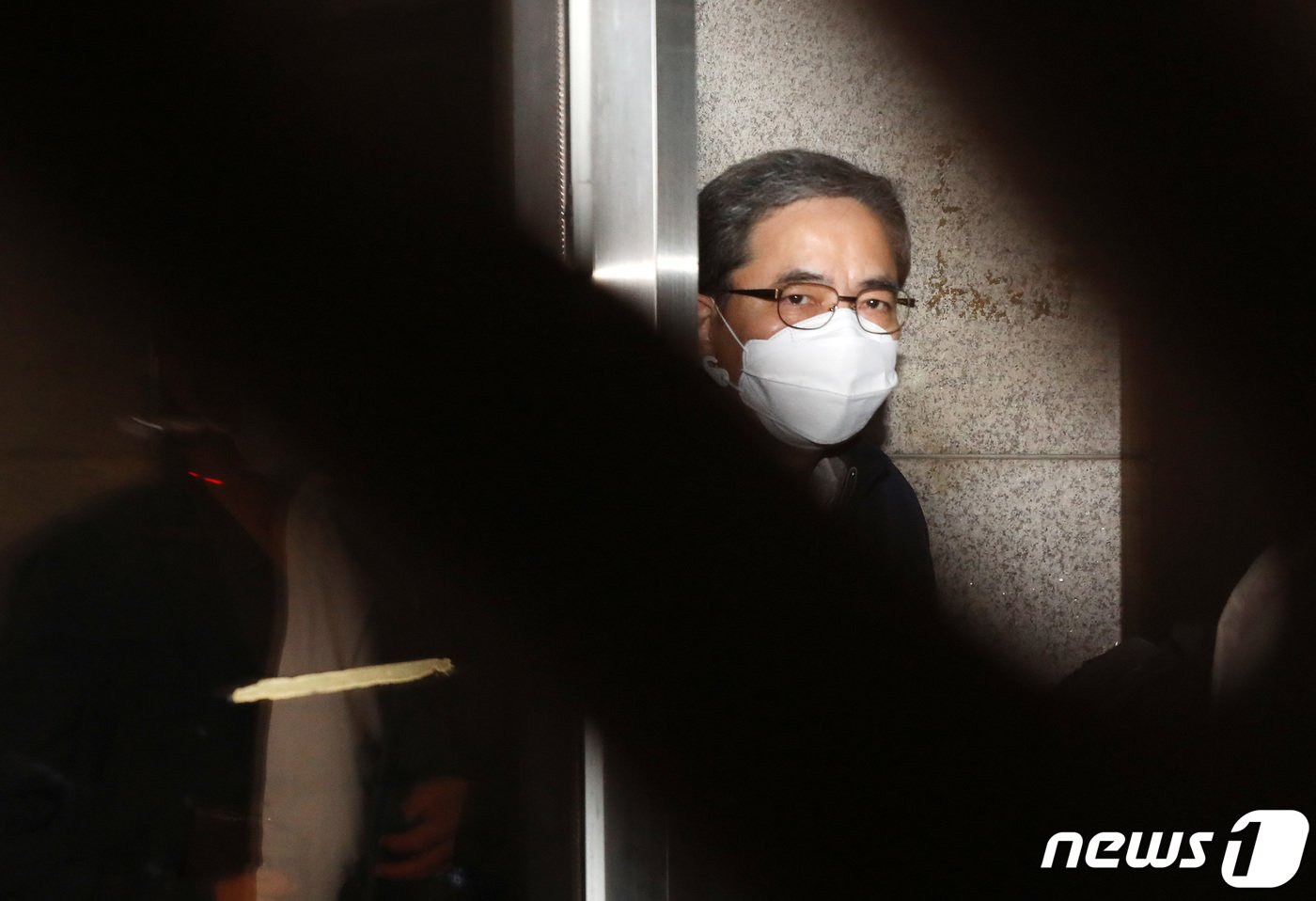 본문 이미지 - 대장동 민간사업자들로부터 로비를 받았다는 의혹을 받는 곽상도 전 의원이 15일 오후 서울 양천구 남부지방법원에서 열린 국회 패스트트랙(신속처리안건) 충돌 사건 관련 공판을 마치고 법원을 나서자 주변인들이 취재진의 카메라를 손으로 막고 있다. 2021.11.15/뉴스1 ⓒ News1 조태형 기자