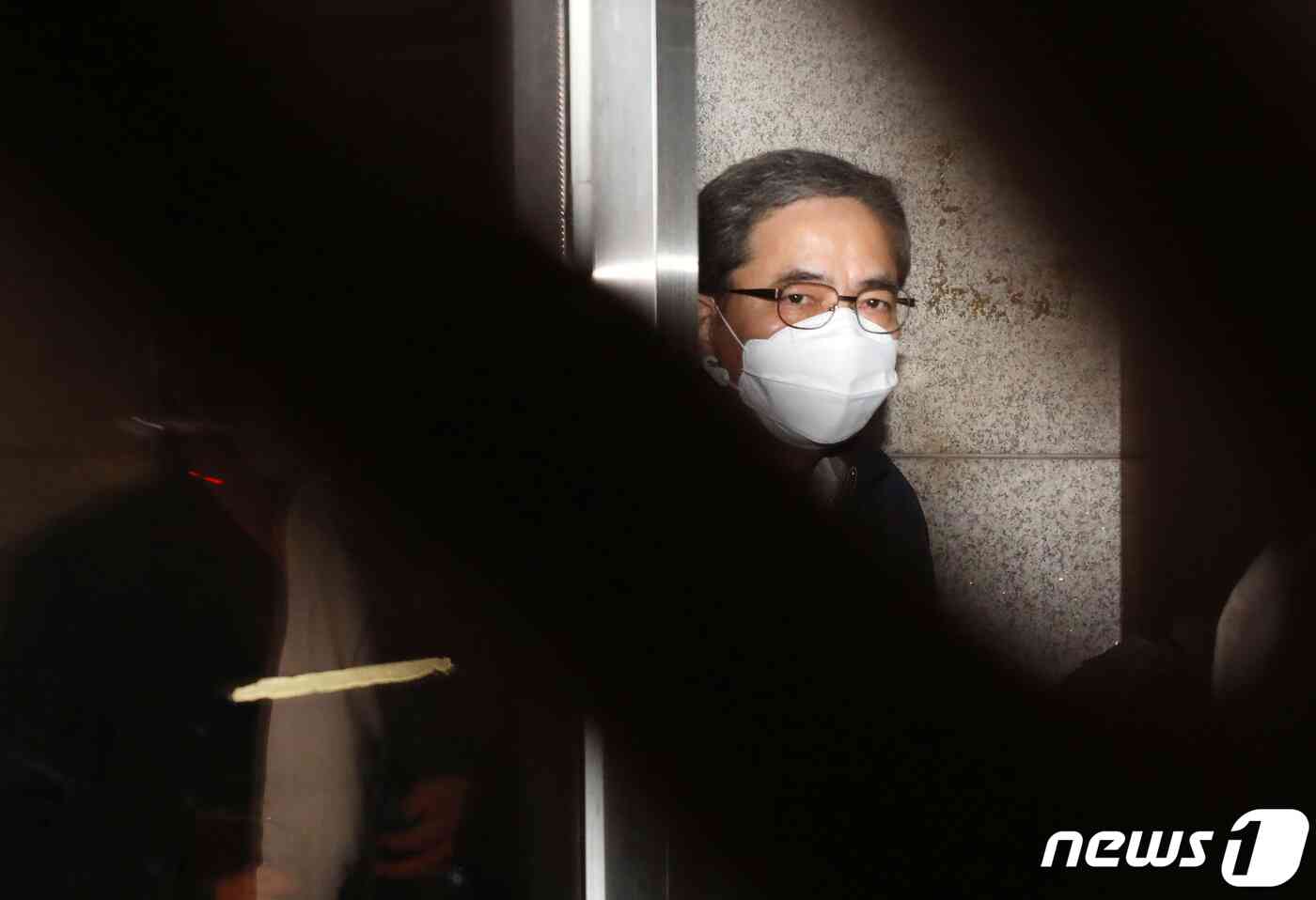 대장동 민간사업자들로부터 로비를 받았다는 의혹을 받는 곽상도 전 의원이 15일 오후 서울 양천구 남부지방법원에서 열린 국회 패스트트랙(신속처리안건) 충돌 사건 관련 공판을 마치고 법원을 나서자 주변인들이 취재진의 카메라를 손으로 막고 있다. 2021.11.15/뉴스1 © News1 조태형 기자