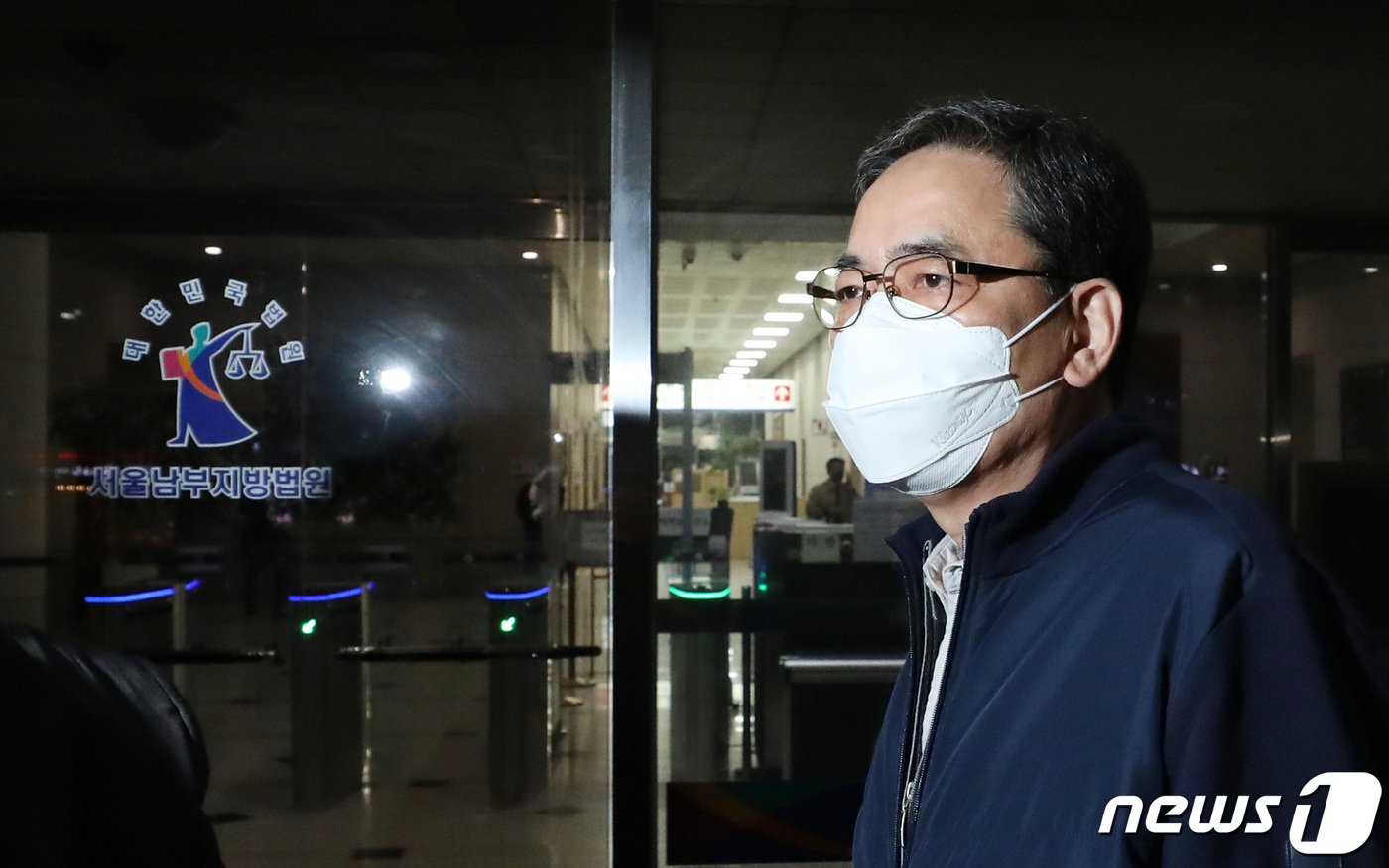 본문 이미지 - 대장동 민간사업자들로부터 로비를 받았다는 의혹을 받는 곽상도 전 의원이 15일 오후 서울 양천구 남부지방법원에서 열린 국회 패스트트랙(신속처리안건) 충돌 사건 관련 공판을 마치고 법원을 나서고 있다. 2021.11.15/뉴스1 ⓒ News1 조태형 기자