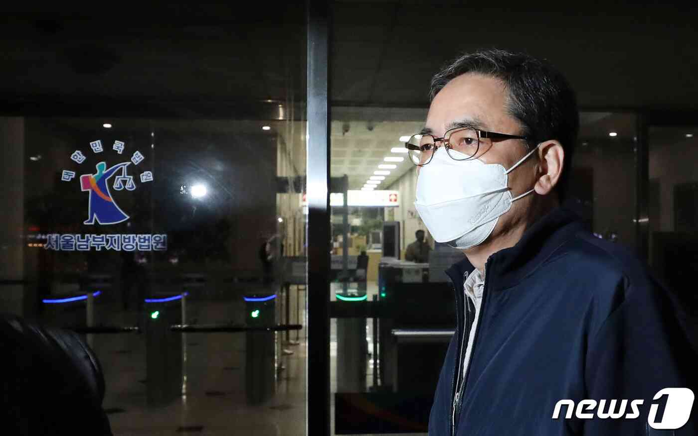 대장동 민간사업자들로부터 로비를 받았다는 의혹을 받는 곽상도 전 의원이 15일 오후 서울 양천구 남부지방법원에서 열린 국회 패스트트랙(신속처리안건) 충돌 사건 관련 공판을 마치고 법원을 나서고 있다. 2021.11.15/뉴스1 © News1 조태형 기자