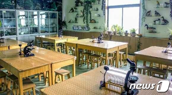 (평양 노동신문=뉴스1) = 북한 조선노동당 기관지 노동신문은 16일  "올해 현재까지 전국적으로 110여개 학교를 본보기학교 수준으로 새로 건설하거나 개건 현대화했으며 많은 교실 …