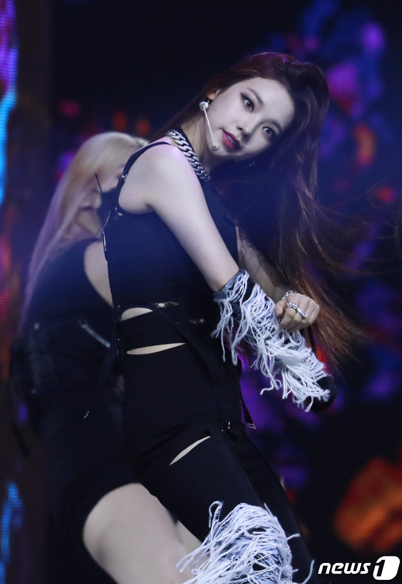 본문 이미지 - 에스파(aespa) 카리나가 14일 경기도 고양시 킨텍스에서 열린 ‘2021 월드 케이팝 콘서트(한국문화축제)’에 출연해 화려한 무대를 선보이고 있다. ⓒ News1 권현진 기자