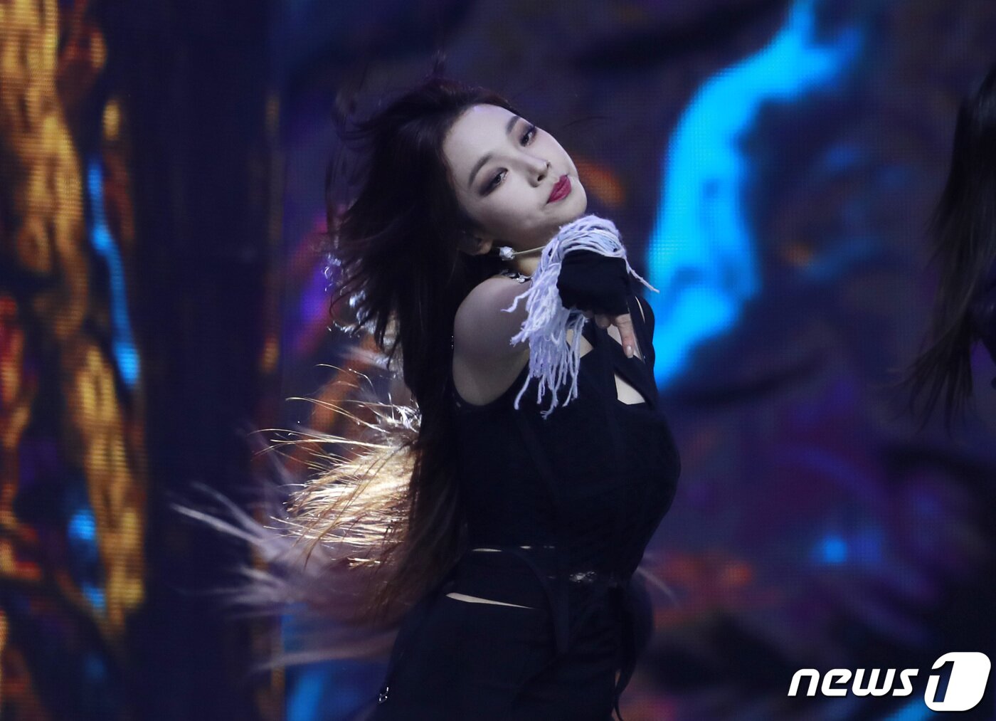 본문 이미지 - 에스파(aespa) 카리나가 14일 경기도 고양시 킨텍스에서 열린 ‘2021 월드 케이팝 콘서트(한국문화축제)’에 출연해 시선을 압도하고 있다. ⓒ News1 권현진 기자