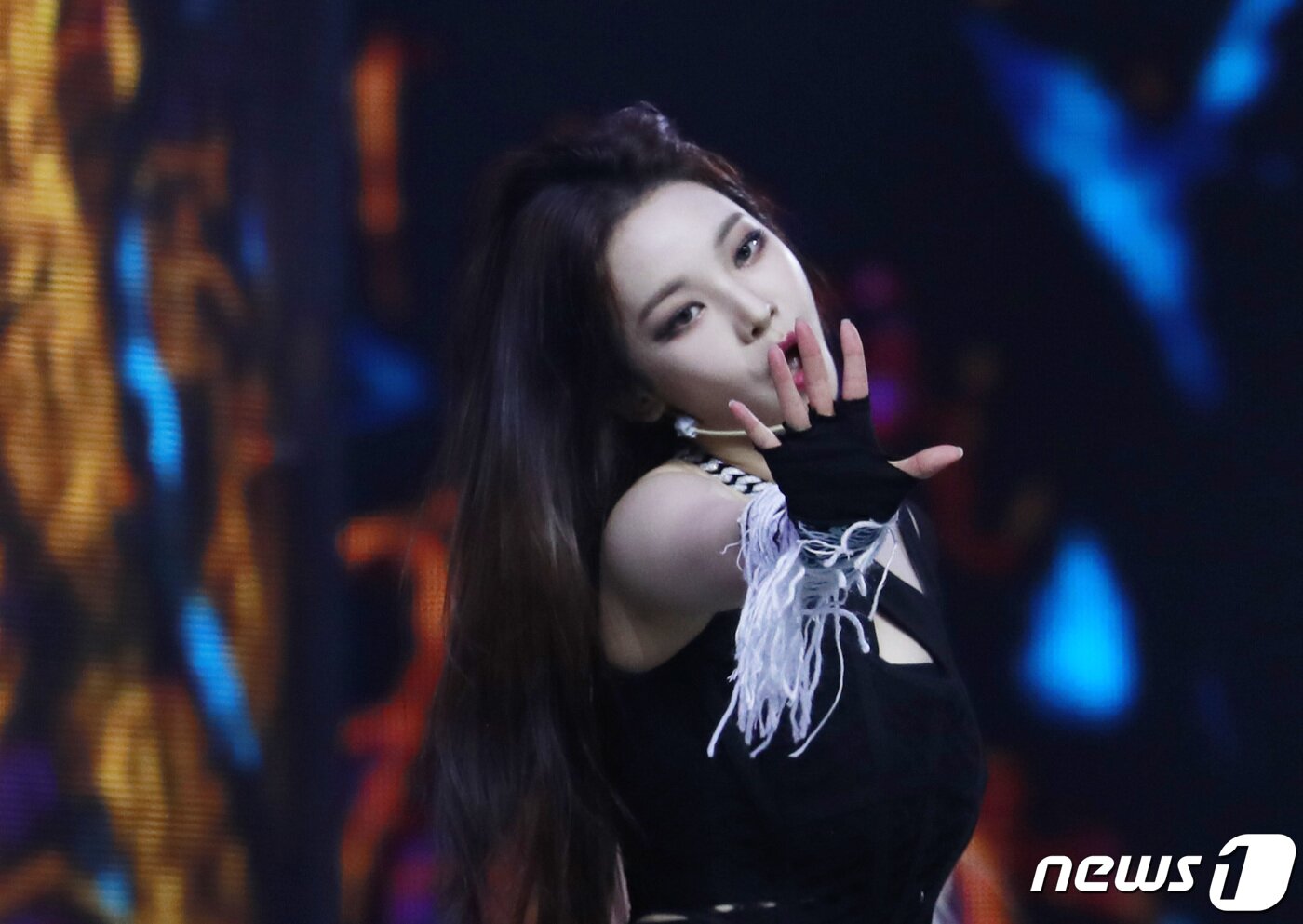 본문 이미지 - 에스파(aespa) 카리나가 14일 경기도 고양시 킨텍스에서 열린 ‘2021 월드 케이팝 콘서트(한국문화축제)’에 출연해 바비인형 같은 비주얼을 자랑하고 있다. ⓒ News1 권현진 기자