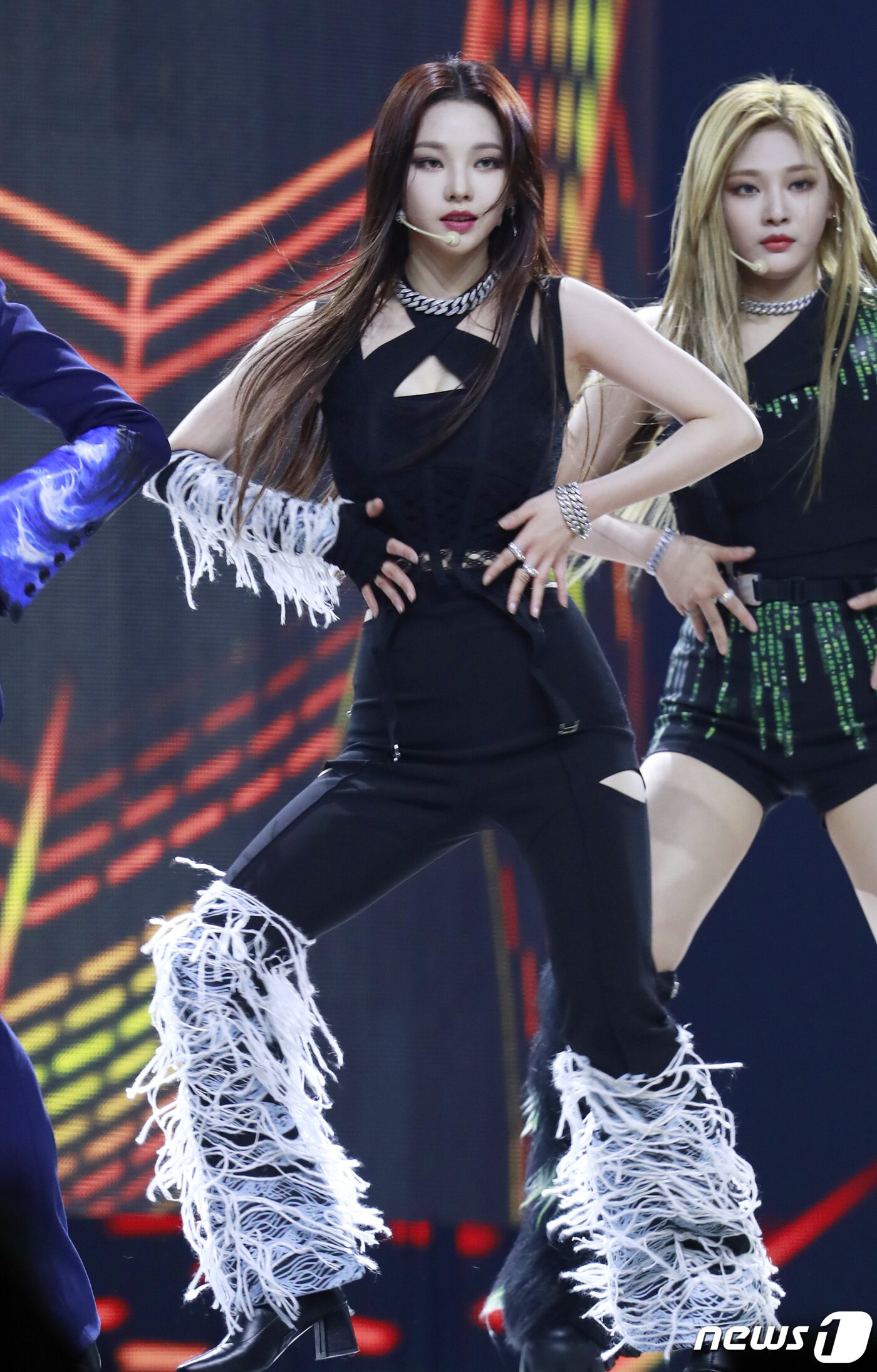 본문 이미지 - 에스파(aespa) 카리나가 14일 경기도 고양시 킨텍스에서 열린 ‘2021 월드 케이팝 콘서트(한국문화축제)’에 출연해 화려한 무대를 선보이고 있다. 2021.11.14/뉴스1 ⓒ News1 권현진 기자
