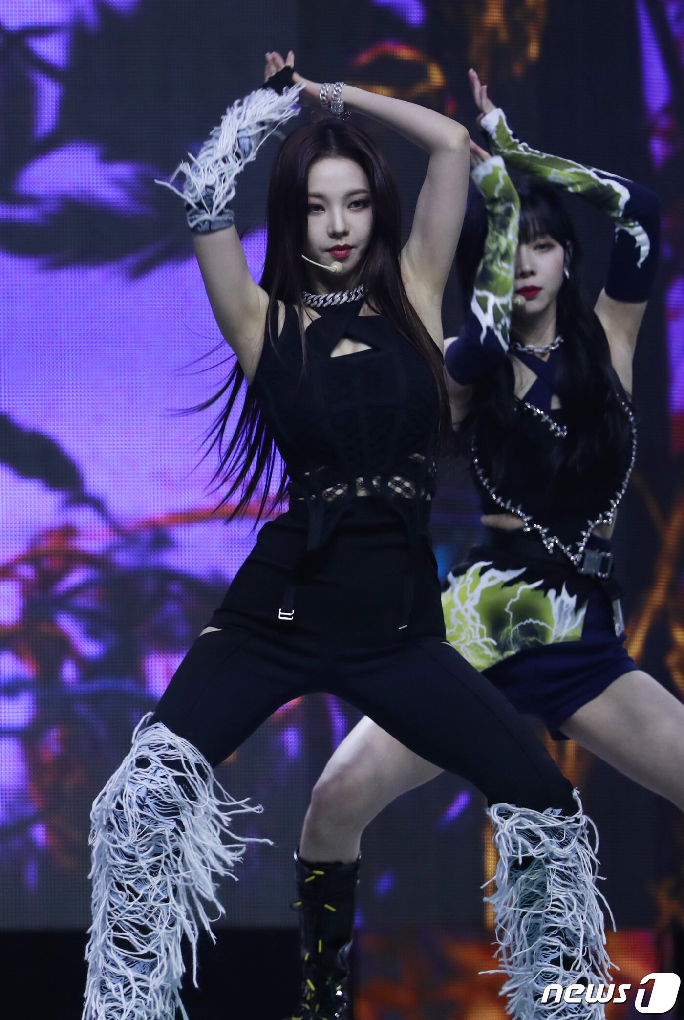 본문 이미지 - 에스파(aespa) 카리나가 14일 경기도 고양시 킨텍스에서 열린 ‘2021 월드 케이팝 콘서트(한국문화축제)’에 출연해 파워풀한 공연을 선보이고 있다. ⓒ News1 권현진 기자