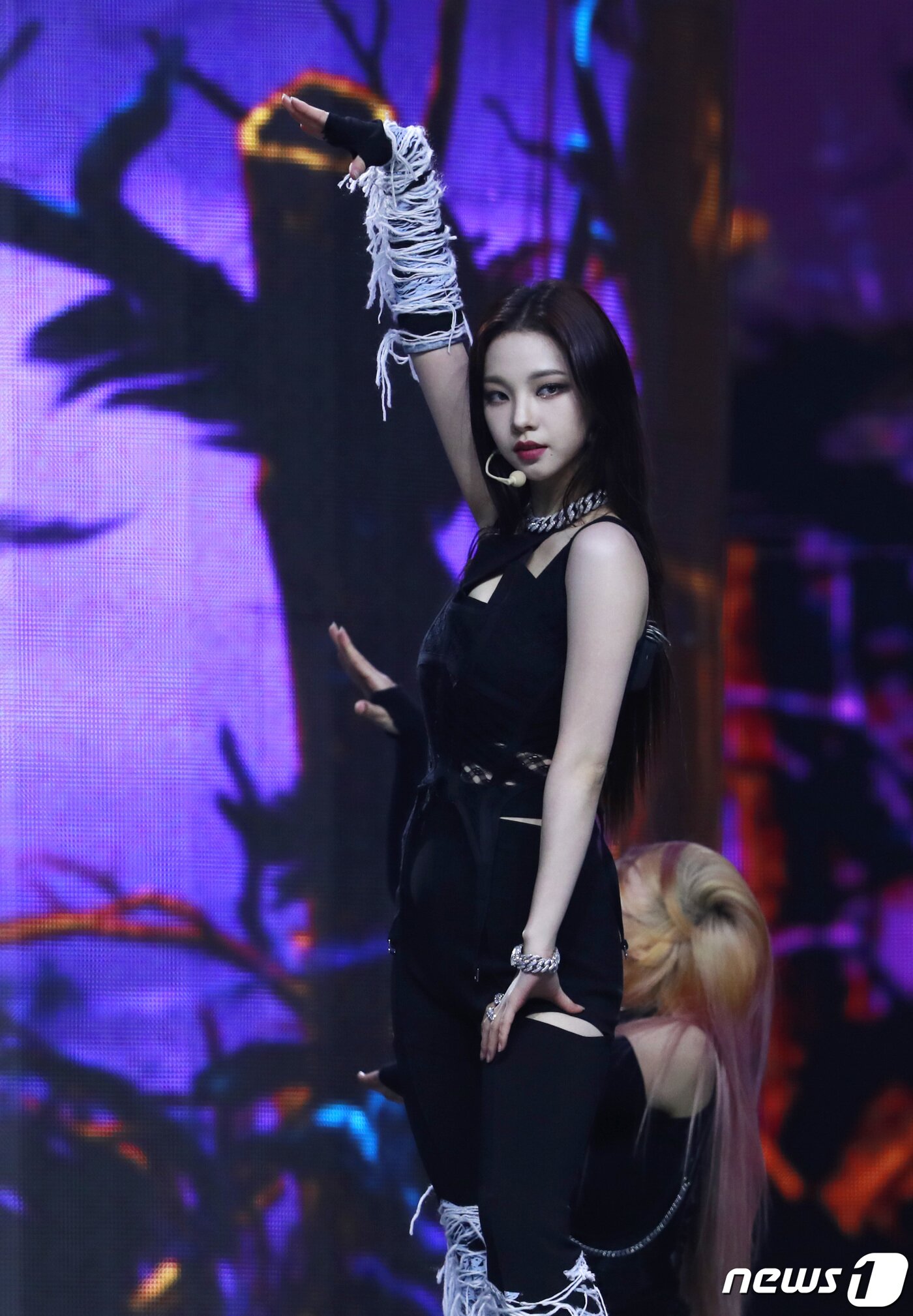 본문 이미지 - 에스파(aespa) 카리나가 14일 경기도 고양시 킨텍스에서 열린 ‘2021 월드 케이팝 콘서트(한국문화축제)’에 출연해 매혹적인 손짓으로 팬심을 사로잡고 있다. ⓒ News1 권현진 기자