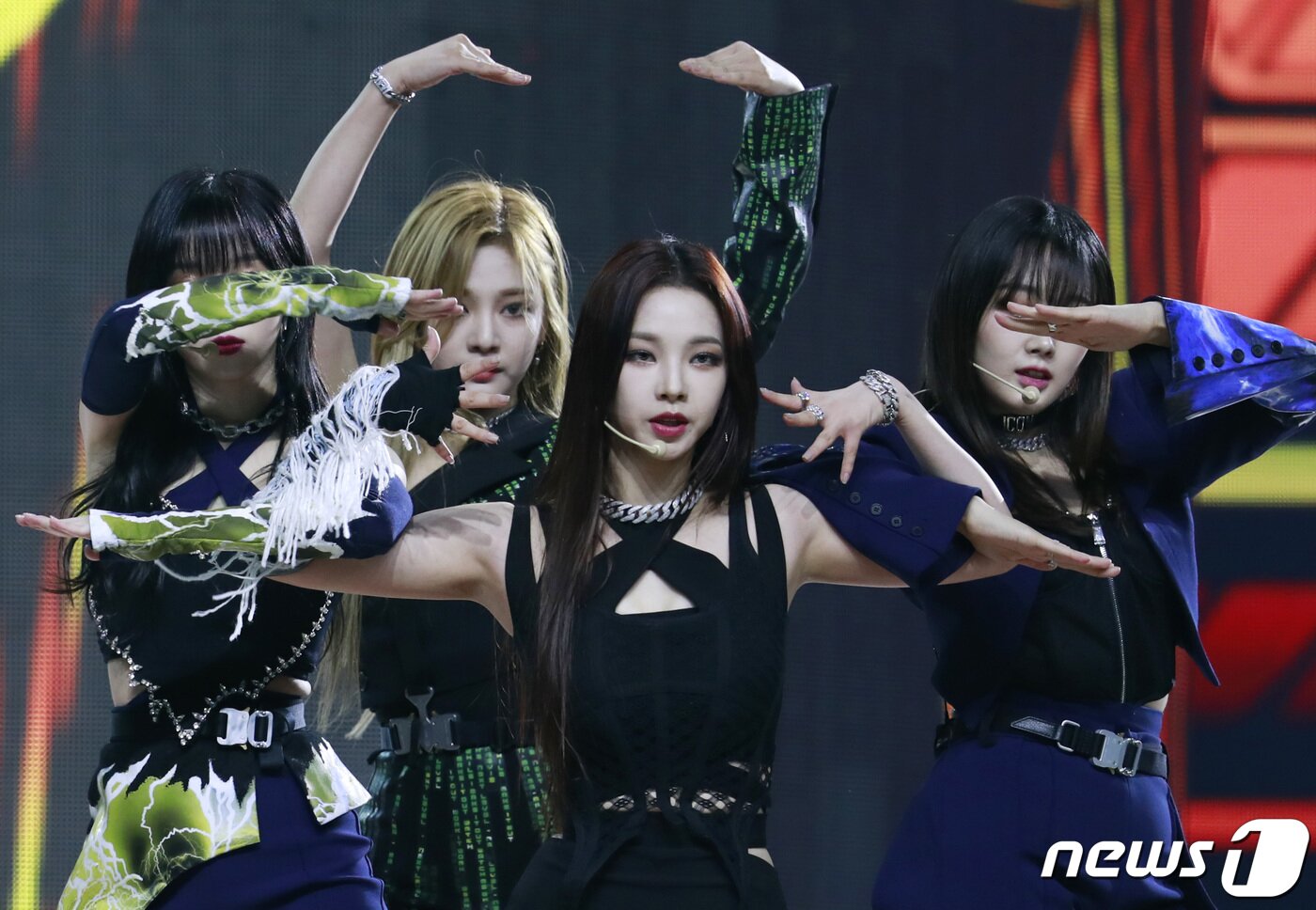 본문 이미지 - 에스파 카리나(가운데)가 14일 경기도 고양시 킨텍스에서 열린 ‘2021 월드 케이팝 콘서트(한국문화축제)’에 출연해 멋진 공연을 선보이고 있다. ⓒ News1 권현진 기자