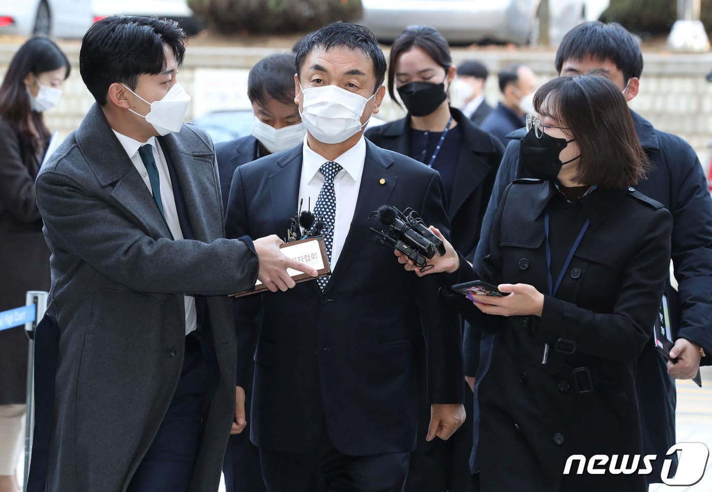 본문 이미지 - 주가조작 혐의를 받는 권오수 도이치모터스 회장이 구속 전 피의자심문(영장실질심사)를 받기 위해 16일 오전 서울 서초동 서울중앙지방법원에 출석하고 있다. 2021.11.16/뉴스1 ⓒ News1 이광호 기자