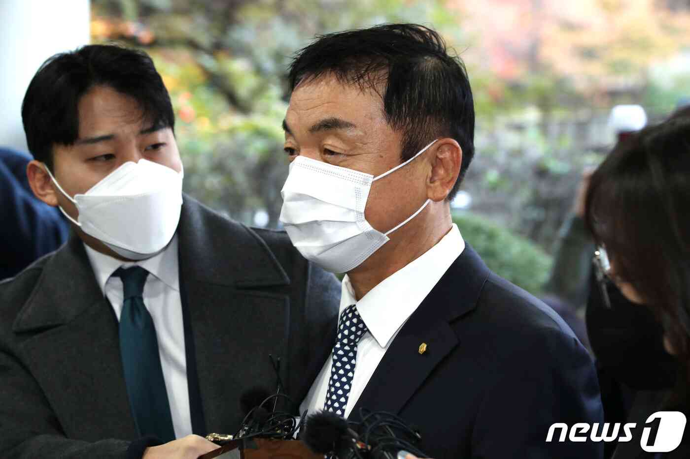 주가조작 혐의를 받는 권오수 도이치모터스 회장이 구속 전 피의자심문(영장실질심사)를 받기 위해 16일 오전 서울 서초동 서울중앙지방법원에 출석하고 있다. 2021.11.16/뉴스1 © News1 이광호 기자