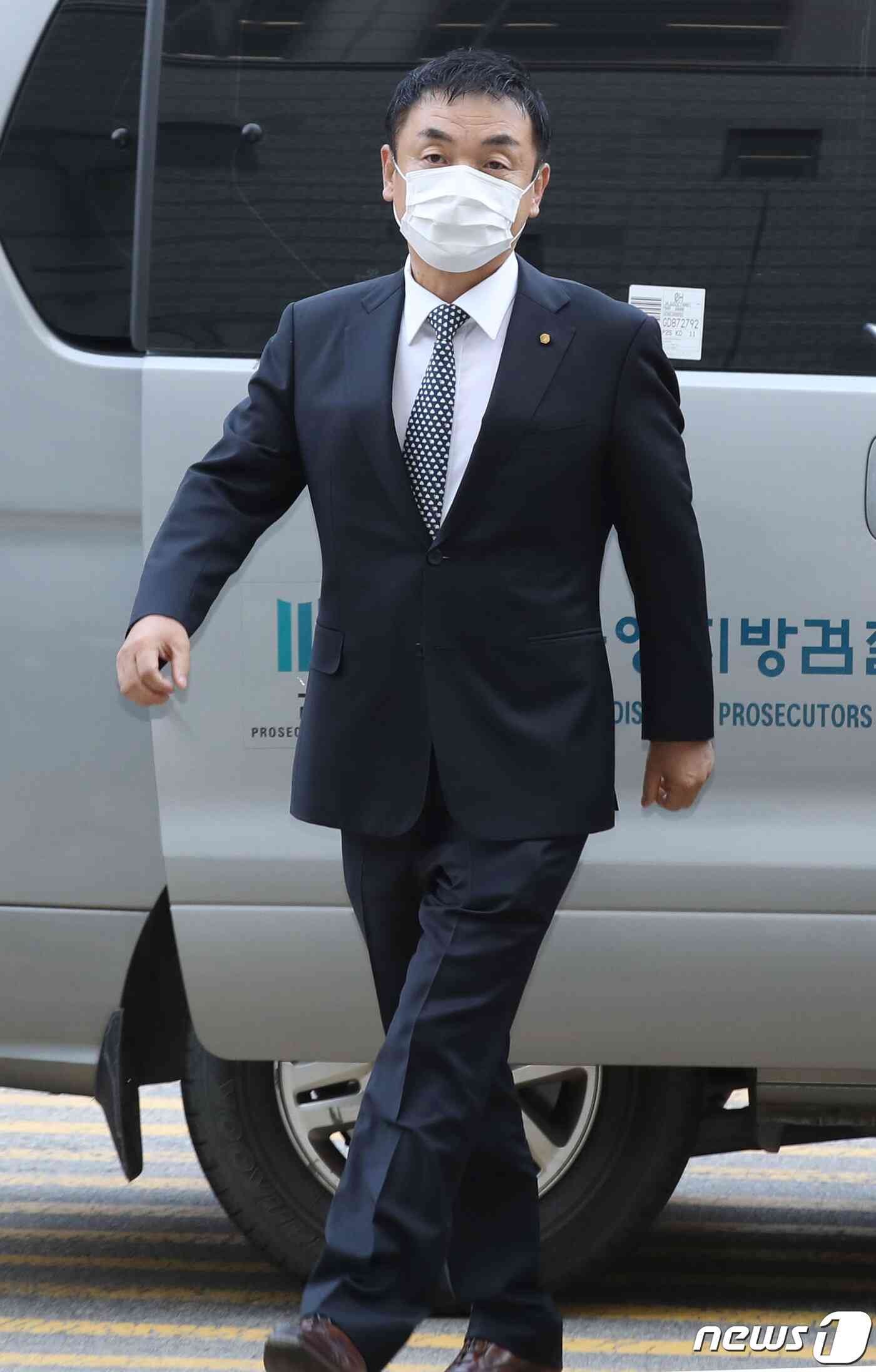 주가조작 혐의를 받는 권오수 도이치모터스 회장이 구속 전 피의자심문(영장실질심사)를 받기 위해 16일 오전 서울 서초동 서울중앙지방법원에 출석하고 있다. 2021.11.16/뉴스1 © News1 이광호 기자