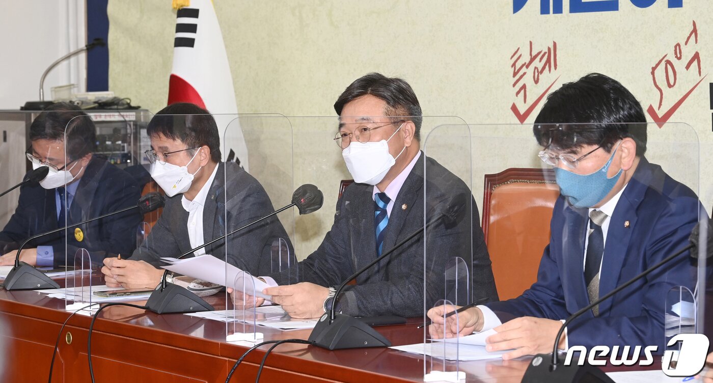 본문 이미지 - 윤호중 더불어민주당 원내대표(오른쪽에서 두번째)가 16일 오전 서울 여의도 국회에서 열린 원내대책회의에서 모두발언을 하고 있다. 2021.11.16/뉴스1 ⓒ News1 구윤성 기자