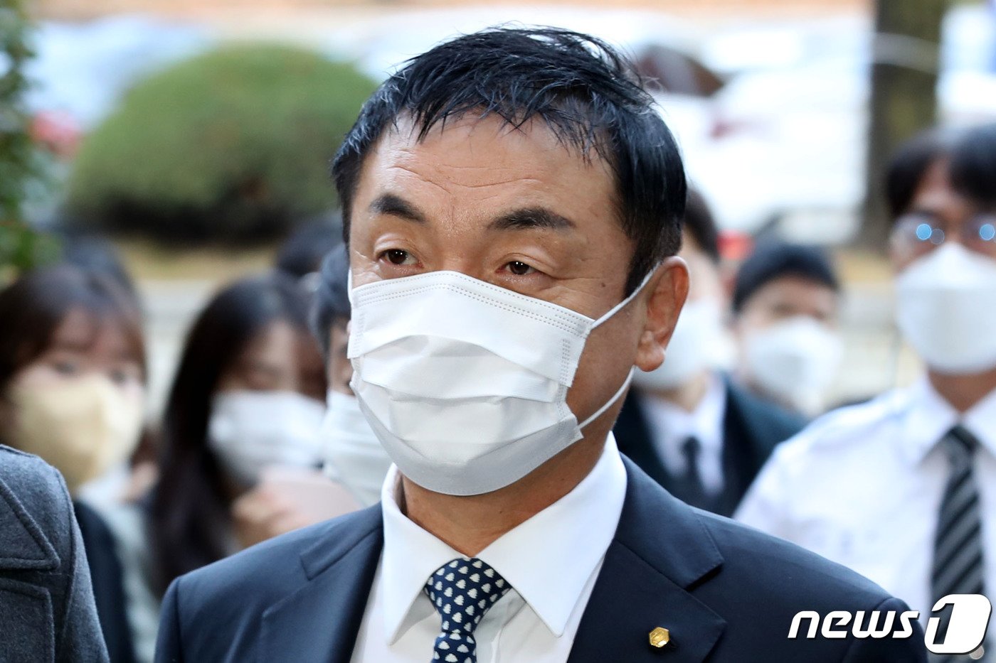 본문 이미지 - 주가조작 혐의를 받는 권오수 도이치모터스 회장이 구속 전 피의자심문(영장실질심사)를 받기 위해 16일 오전 서울 서초동 서울중앙지방법원에 출석하고 있다. 2021.11.16/뉴스1 ⓒ News1 이광호 기자