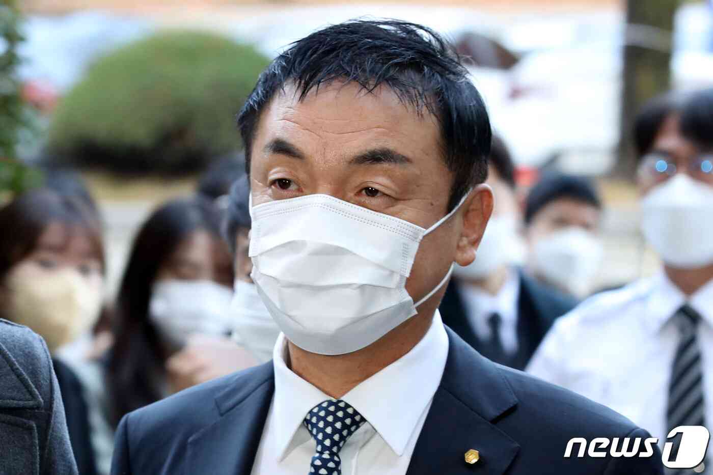 주가조작 혐의를 받는 권오수 도이치모터스 회장이 구속 전 피의자심문(영장실질심사)를 받기 위해 16일 오전 서울 서초동 서울중앙지방법원에 출석하고 있다. 2021.11.16/뉴스1 © News1 이광호 기자