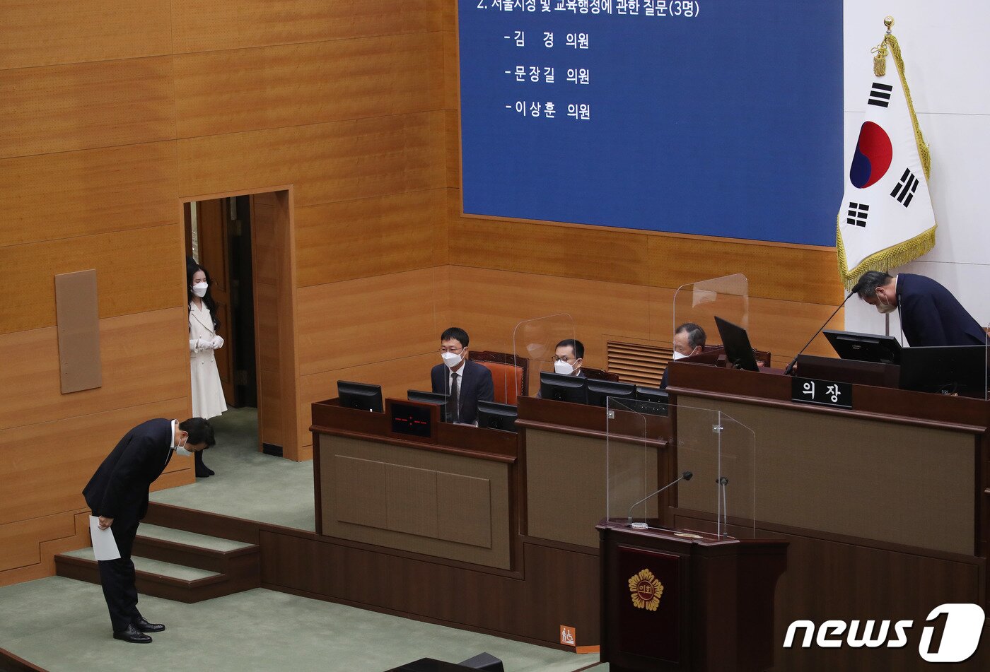본문 이미지 - 오세훈 서울시장이 2021년 11월 16일 오전 서울 중구 서울시의회 본회의장에서 열린 제303회 서울특별시의회 정례회 제2차 본회의에서 김헌동 SH서울주택공사 사장을 소개한 뒤 단상에서 내려가며 김인호 의장에게 인사하고 있다. 2021.11.16/뉴스1 ⓒ News1 박정호 기자