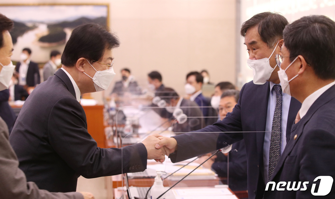 (서울=뉴스1) 이동해 기자 = 이만희 국민의힘 간사와 맹성규 민주당 간사가 16일 여의도 국회에서 열린 예산결산특별위원회 예산조정소위에서 인사를 나누고 있다. 2021.11.16 …