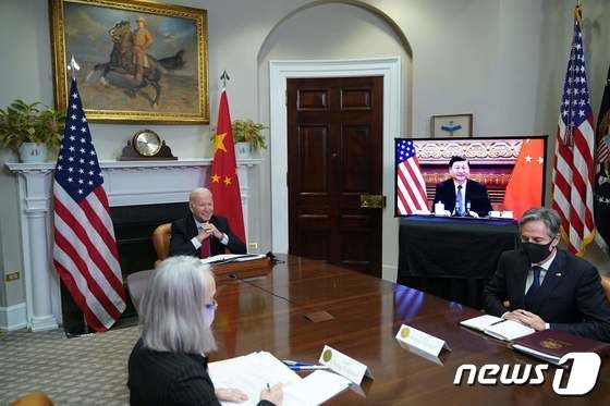 조 바이든 미국 대통령이 15일(현지시간) 워싱턴 백악관에서 토니 블링컨 국무장관이 참석한 가운데 시진핑 중국 국가주석과 화상으로 정상회담을 하고 있다. © AFP=뉴스1 © News1 우동명 기자