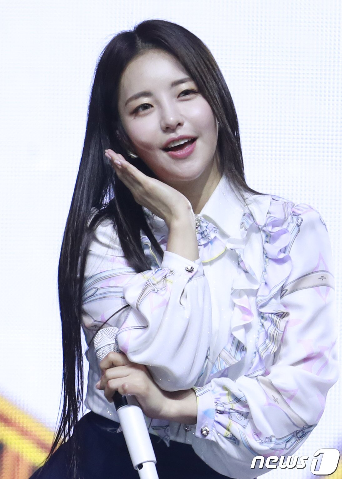 본문 이미지 - 브레이브걸스 유정이 14일 경기도 고양시 킨텍스에서 열린 ‘2021 월드 케이팝 콘서트(한국문화축제)’에 출연해 사랑스러운 무대를 선보이고 있다. ⓒ News1 권현진 기자