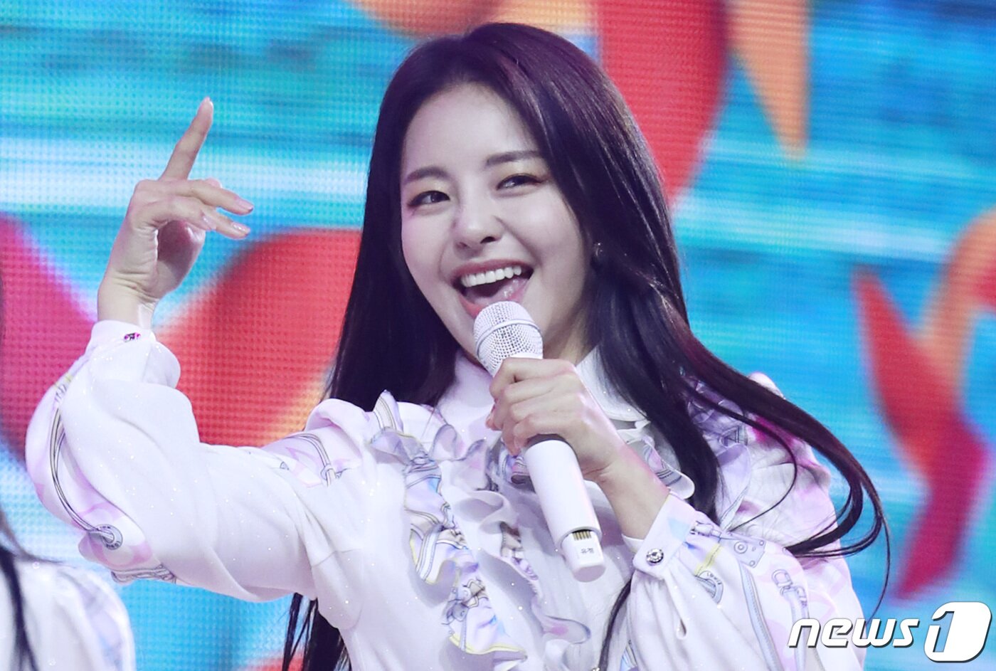 본문 이미지 - 브레이브걸스(BraveGirls) 유정이 14일 경기도 고양시 킨텍스에서 열린 ‘2021 월드 케이팝 콘서트(한국문화축제)’에 출연해 비타민 무대를 선보이고 있다. 2021.11.14/뉴스1 ⓒ News1 권현진 기자