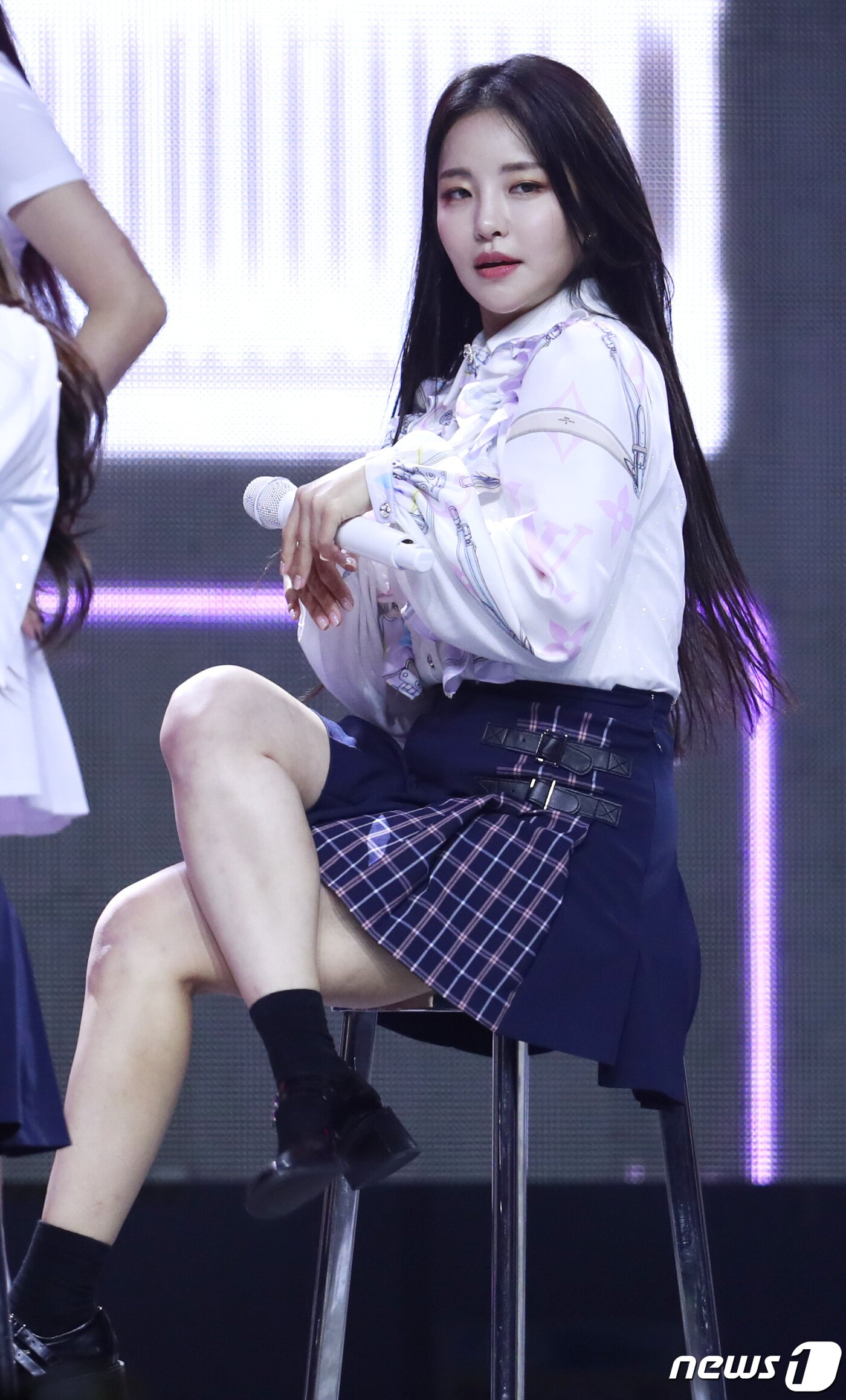 본문 이미지 - 브레이브걸스(BraveGirls) 유정이 14일 경기도 고양시 킨텍스에서 열린 ‘2021 월드 케이팝 콘서트(한국문화축제)’에 출연해 섹시한 무대를 선보이고 있다. ⓒ News1 권현진 기자