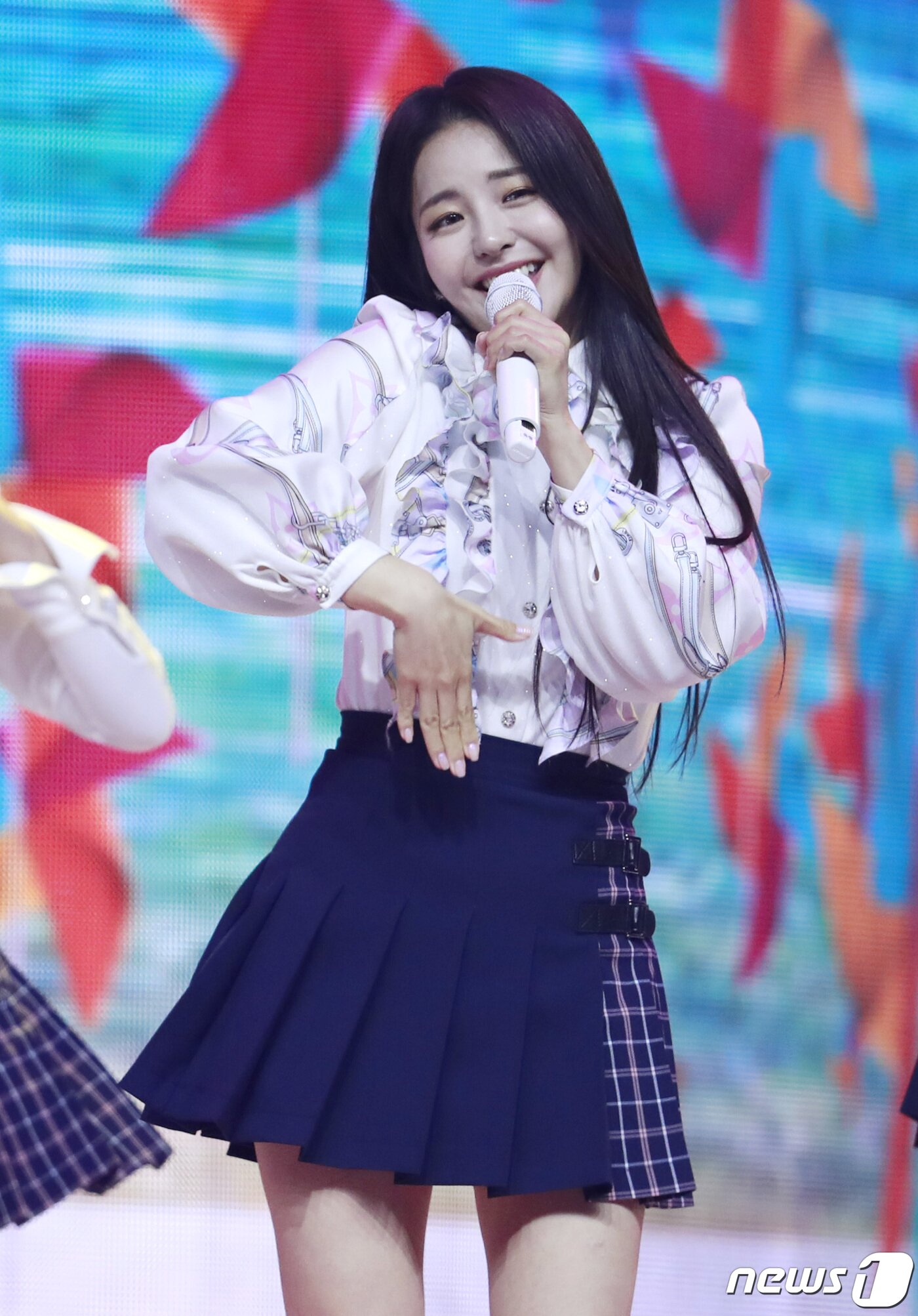 본문 이미지 - 브레이브걸스 유정이 14일 경기도 고양시 킨텍스에서 열린 ‘2021 월드 케이팝 콘서트(한국문화축제)’에 출연해 상큼한 무대를 선보이고 있다. ⓒ News1 권현진 기자