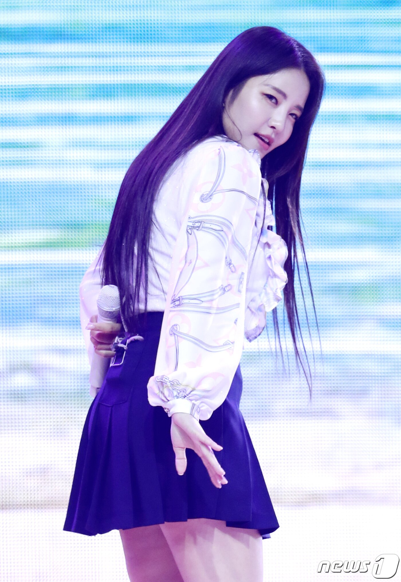 본문 이미지 - 브레이브걸스 유정이 14일 경기도 고양시 킨텍스에서 열린 ‘2021 월드 케이팝 콘서트(한국문화축제)’에 출연해 매혹적인 무대를 선보이고 있다. 2021.11.14/뉴스1 ⓒ News1 권현진 기자